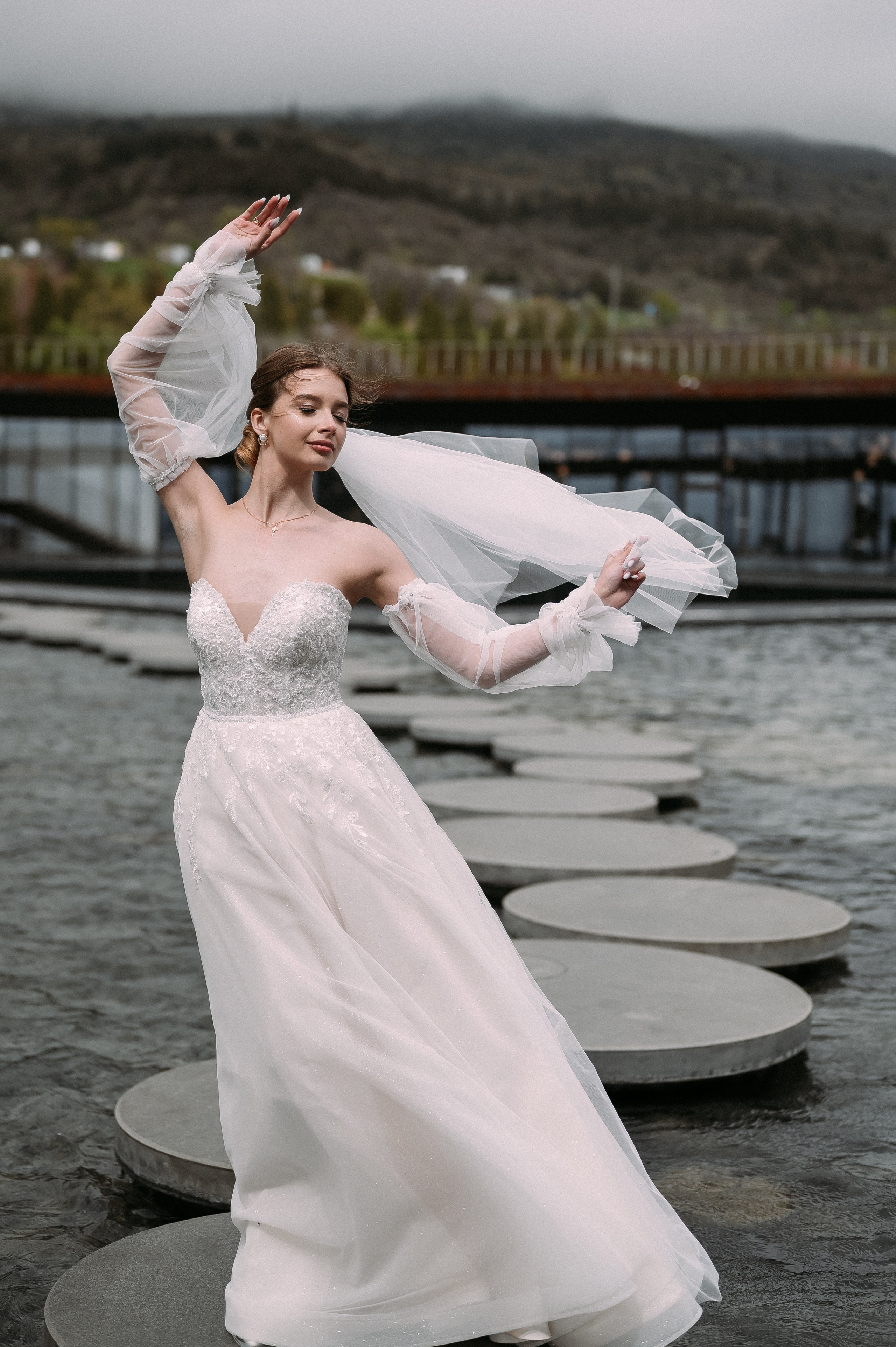 Свадебное утро и прогулка красивой яркой пары. Свадебный и семейный фотограф в Симферополе Дарья Маркова