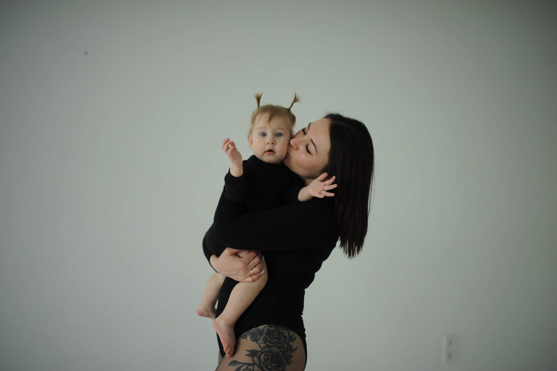 Семейная съемка в студии счастливые родители с малышом, позируют в мягком освещении