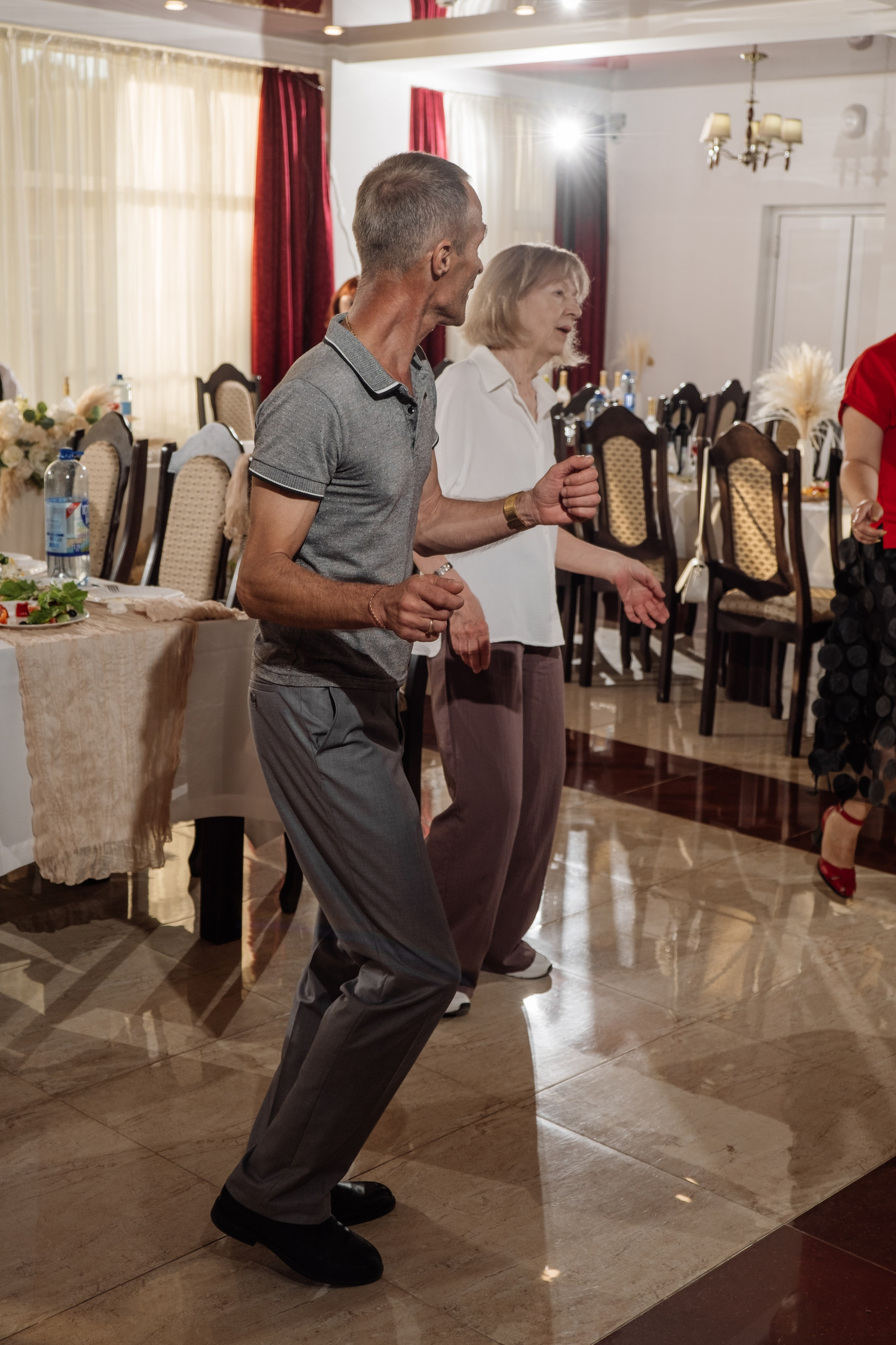 Свадебный ретопртаж. Профессиональная фотосъемка в Крыму. Натуральные эмоции и живые кадры. Забронируйте дату прямо сейчас!