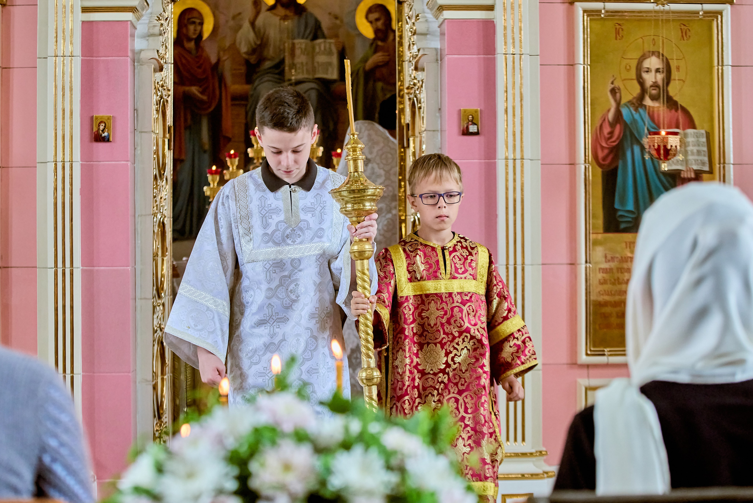 Дети на Божественной литургии в День защиты детей — светлые лица, наполненные верой и благодатью, фото православного фотографа Николая Голованова, г. Дзержинск.