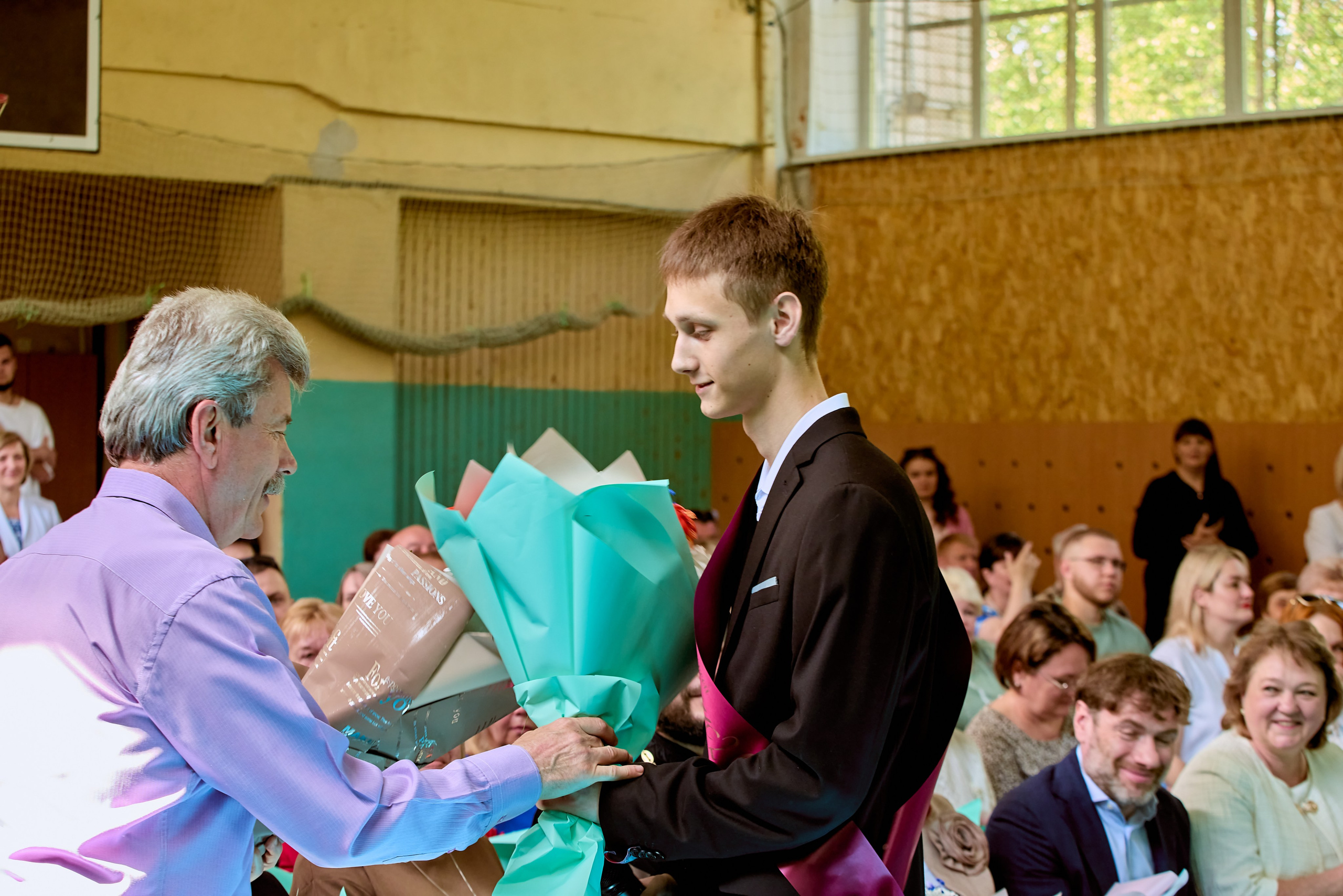 Трогательные моменты праздника Последнего звонка, фото Николая Голованова, г. Дзержинск.