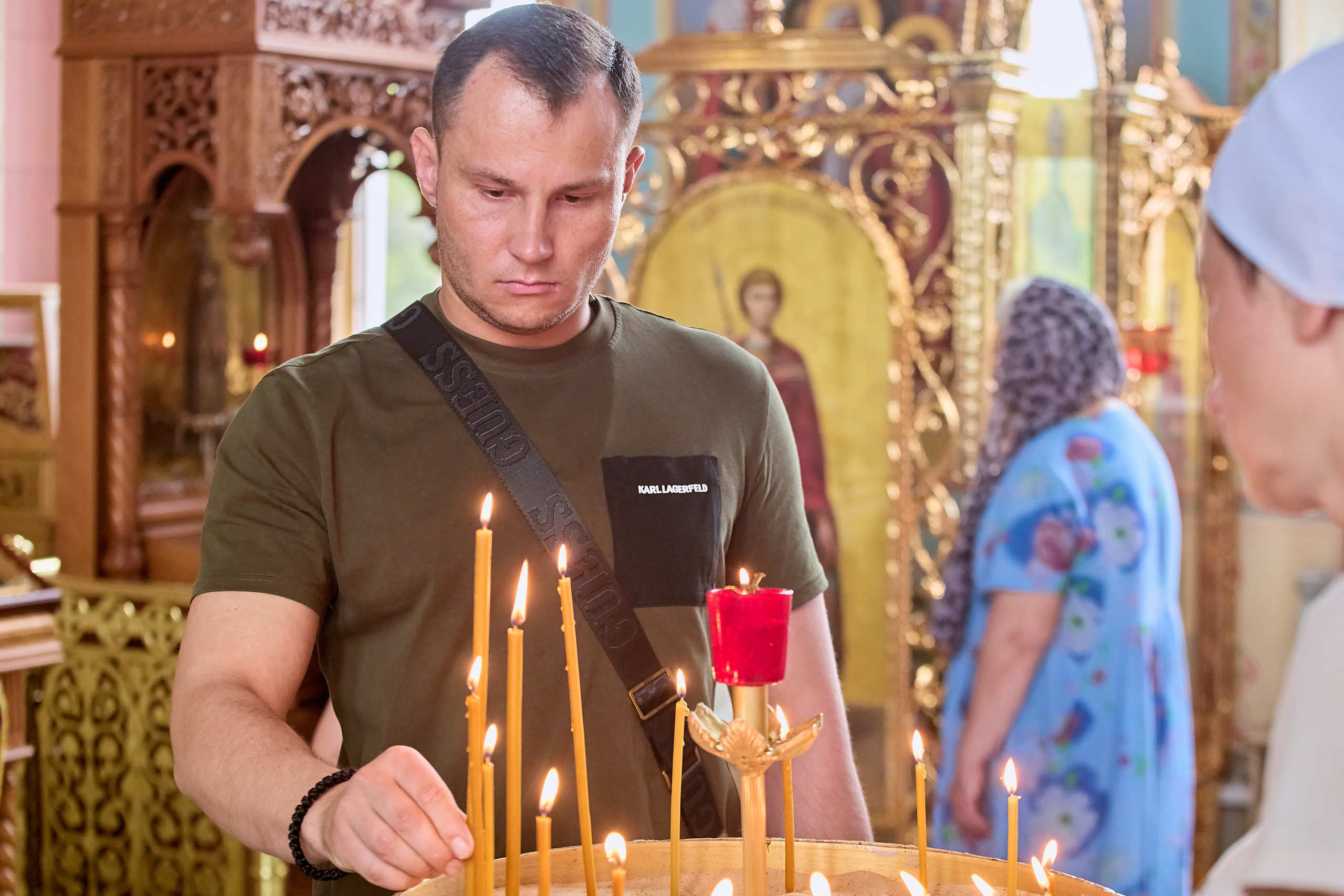 Портрет мужчины со свечой в храме преп Серафима Саровского г Дзержинск