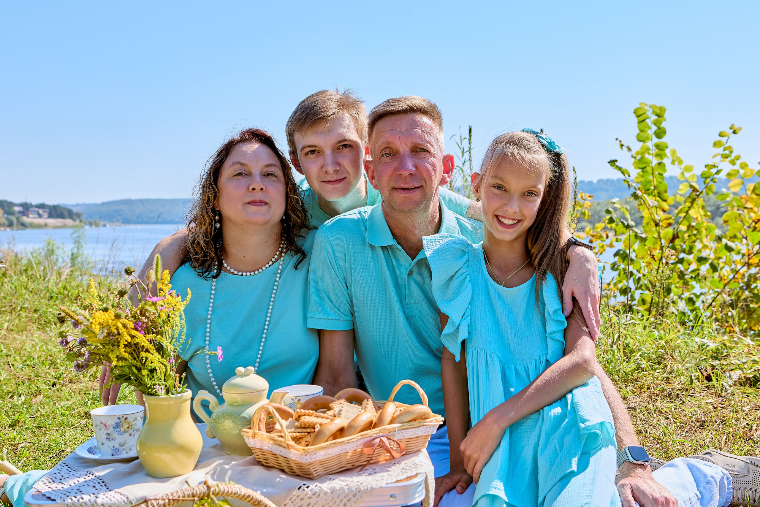 Семейная  прогулка у реки фотосессия фотографа Николая Голованова Портретный и детский фотограф Дзержинск