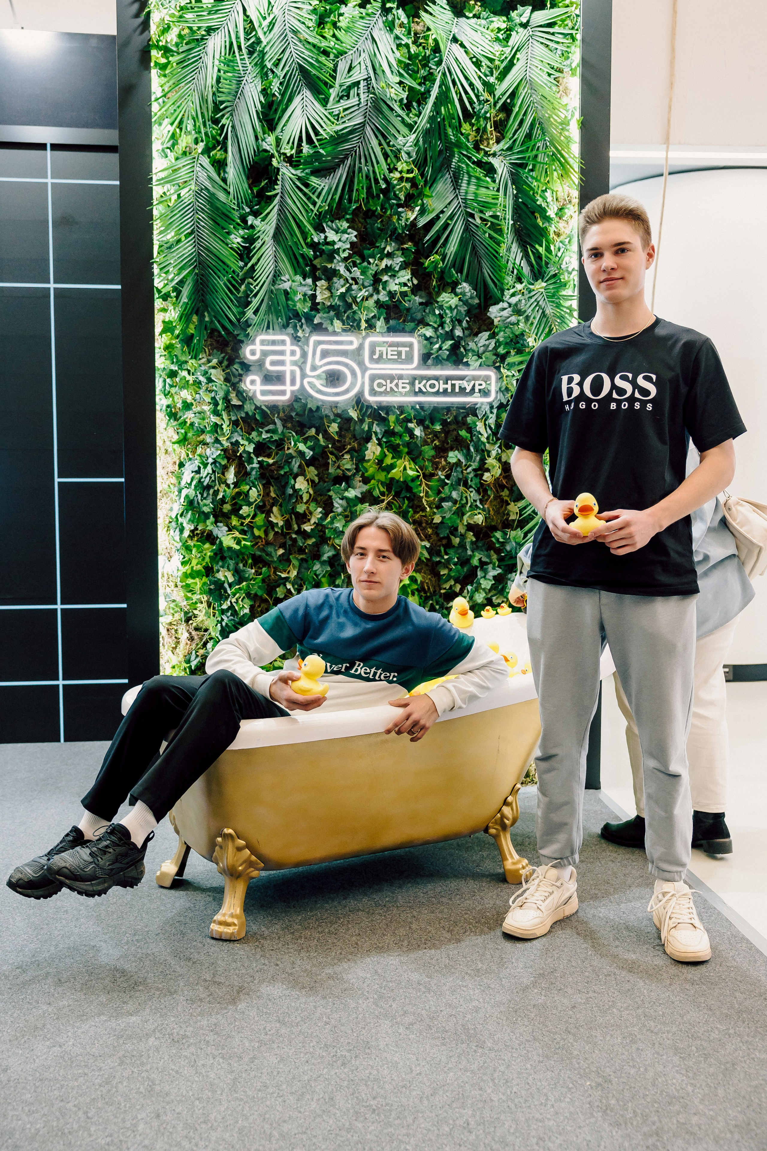 СКБ Контур — Форум будущего — Стенд. Лёшка Варзегов — фотограф