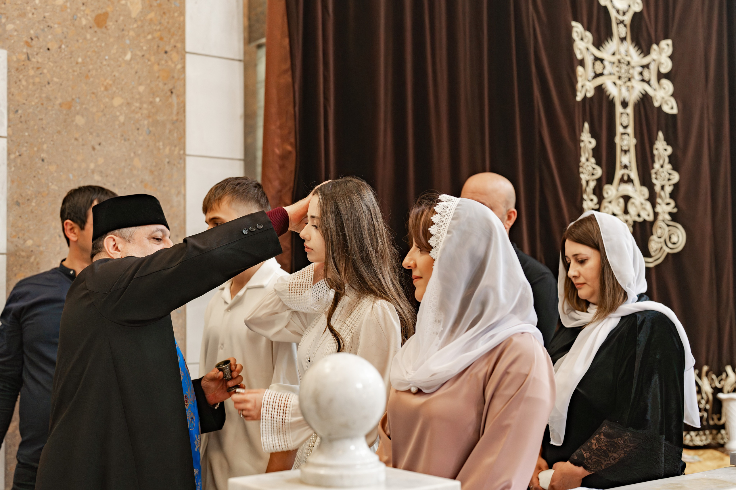 Крещение  ребёнка в храме. Фотограф видеограф Геннадий Янбаев в Сочи, Краснодаре