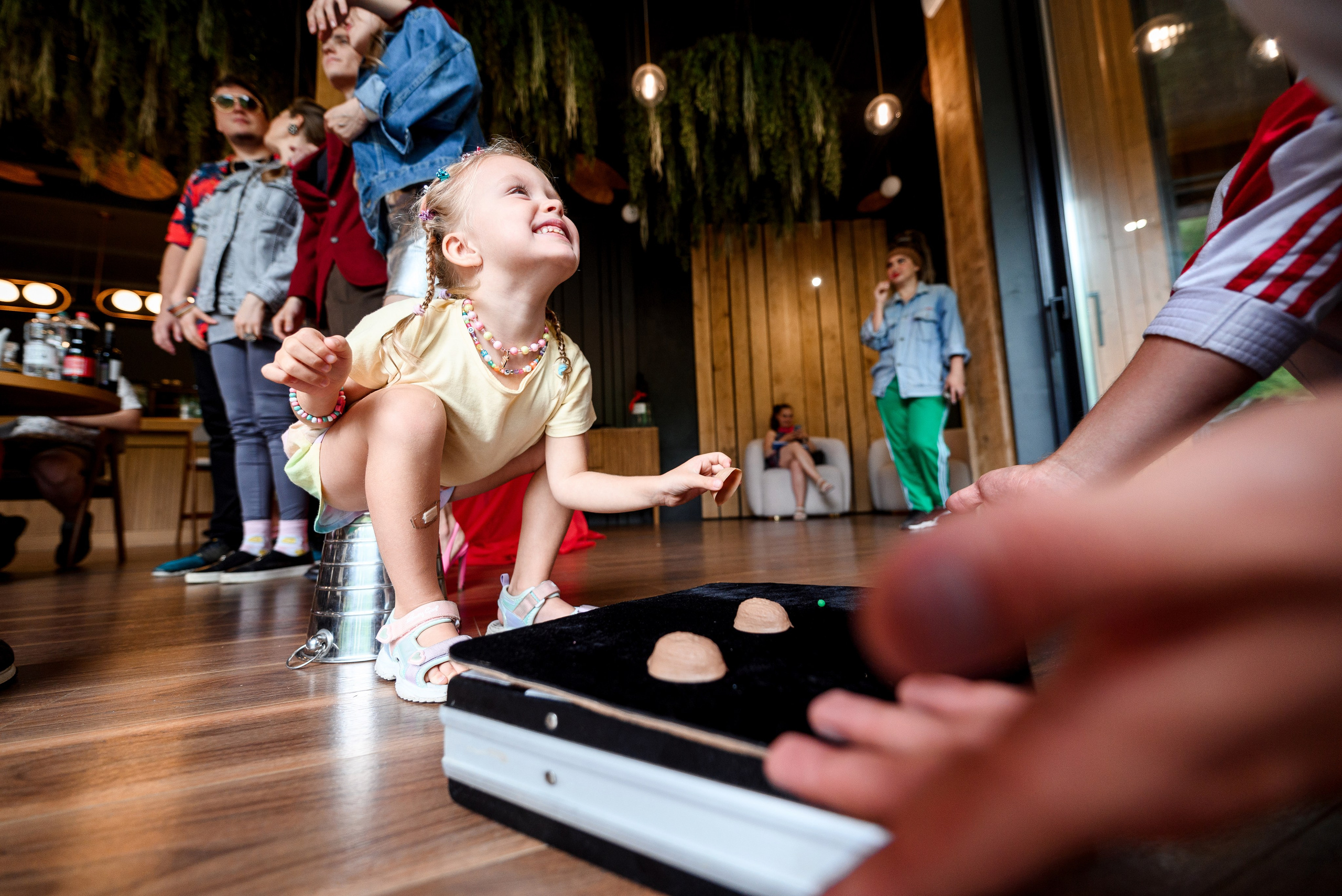 Девочка угадывает под каким стаканом приз свадьба ресторан гости 