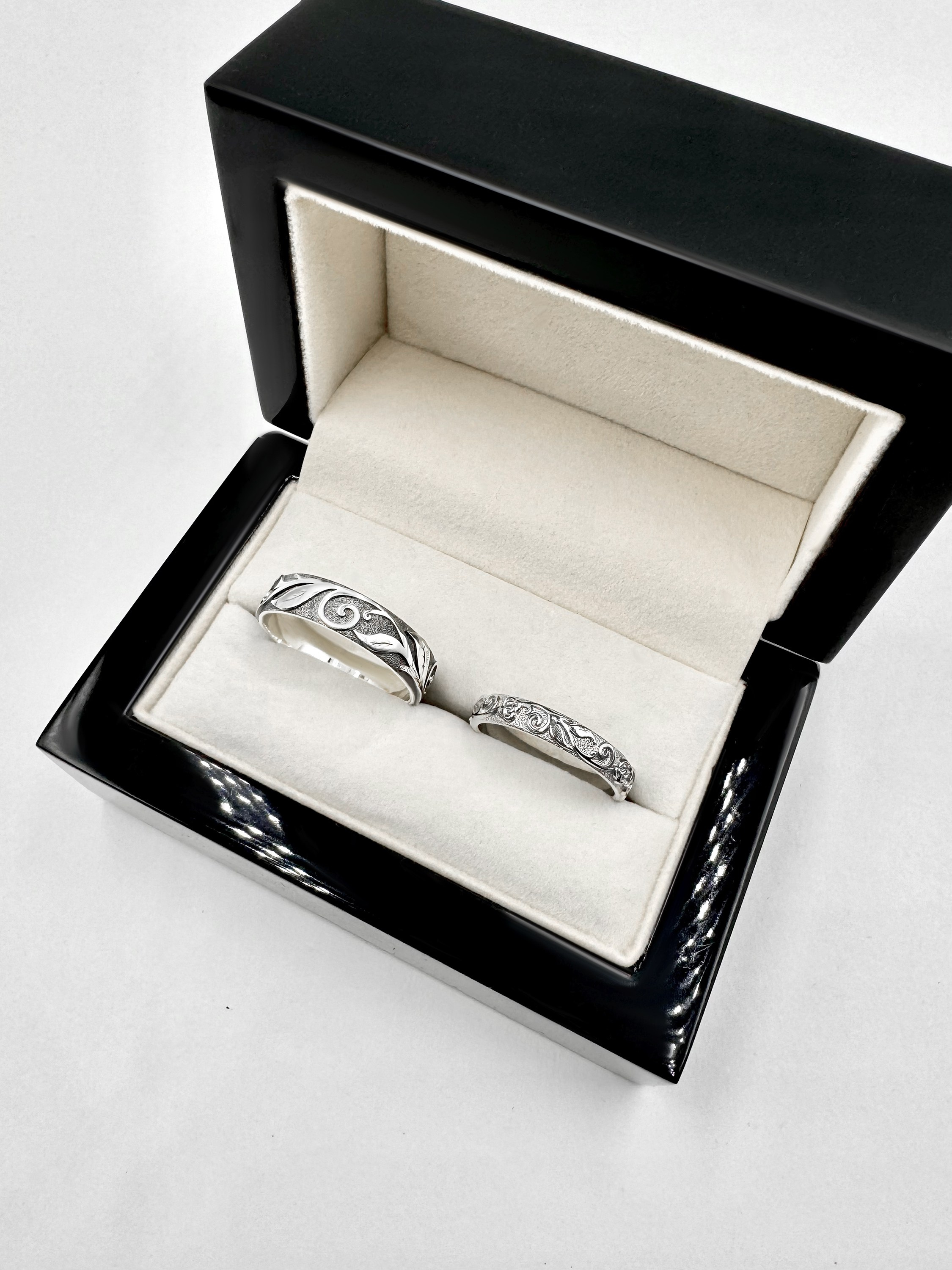 Ретушь обручальных колец с декором для рекламы.