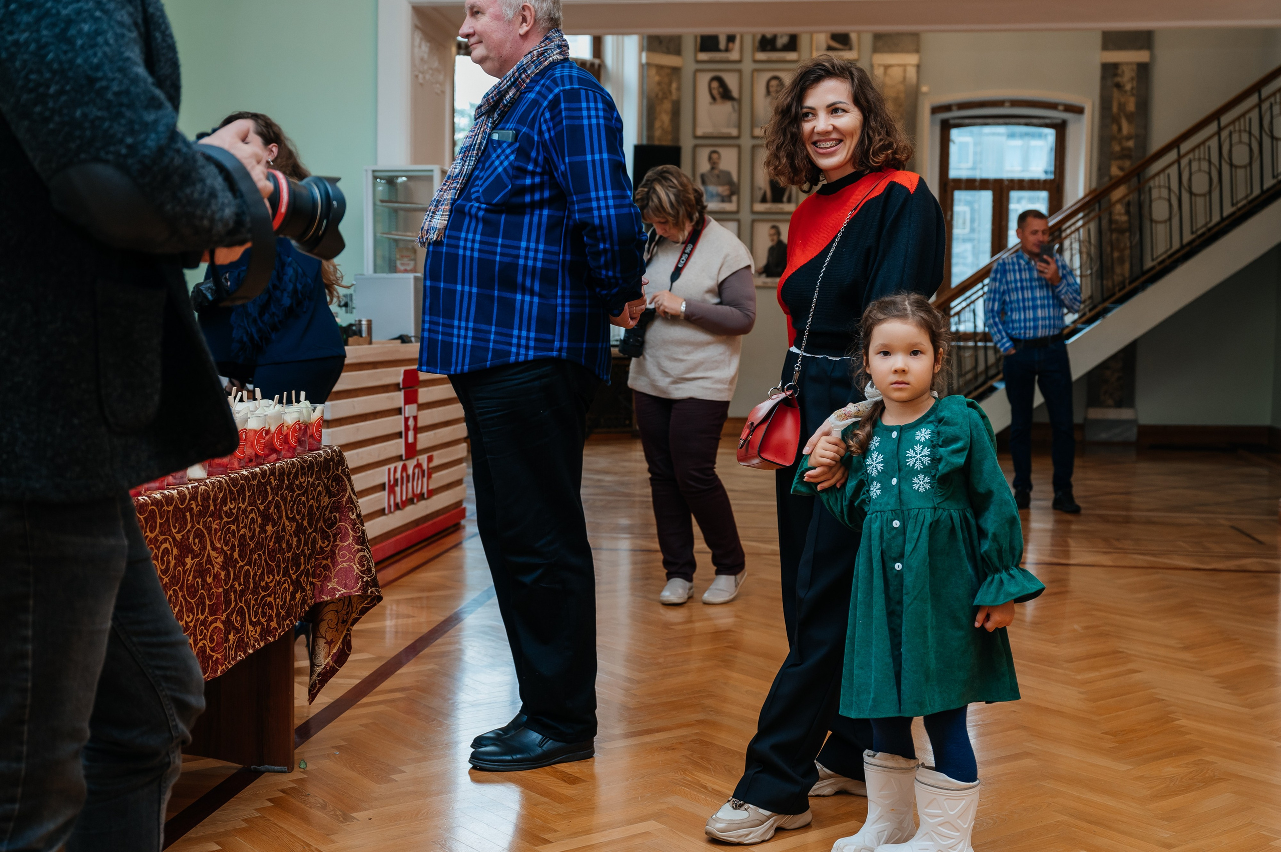 Открытие выставки Кати Васильевой в Молодежном театре. Wedding and family photographer USA