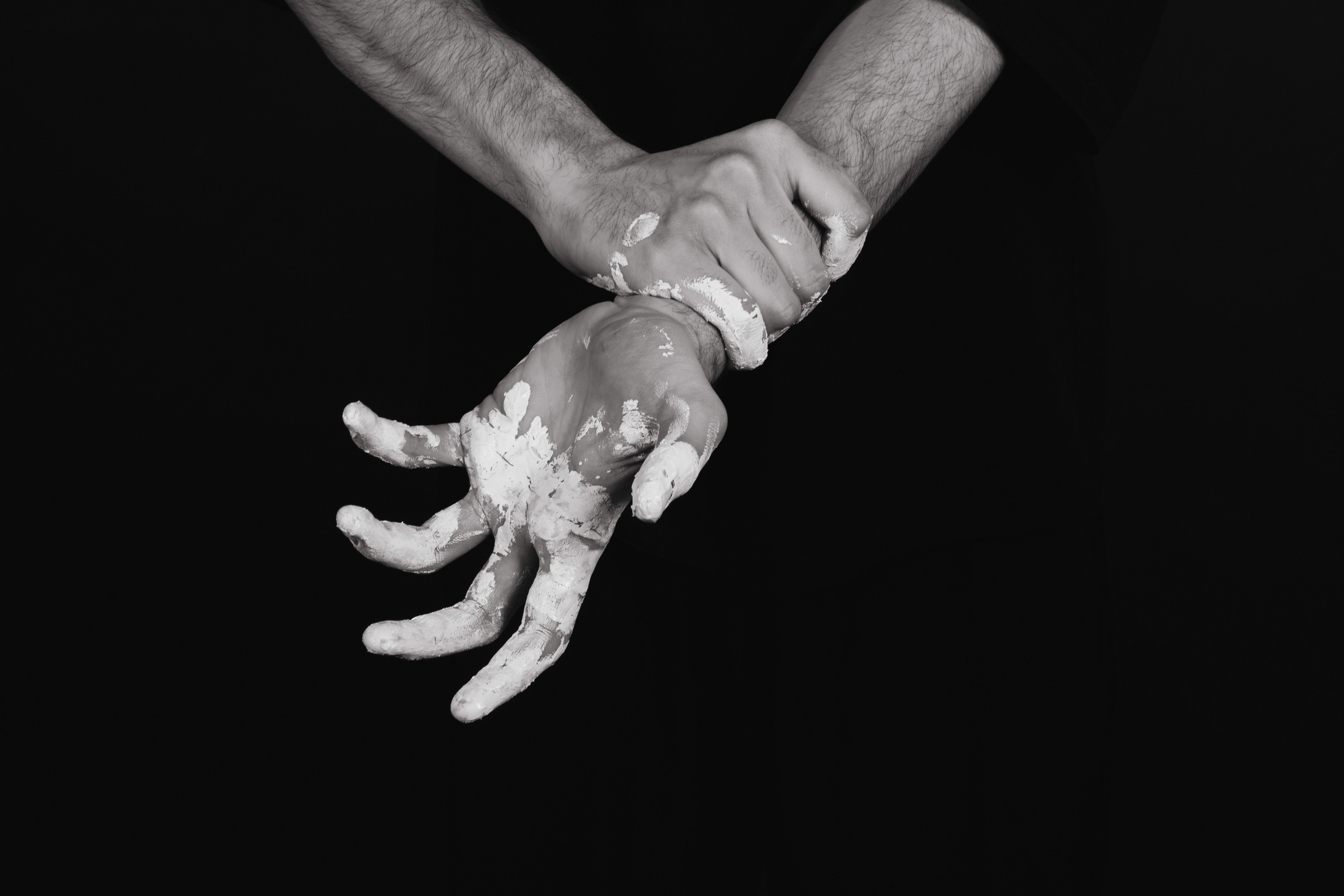 Эмоции. Краска и красные нити. Мари — фотограф и видеограф из Москвы