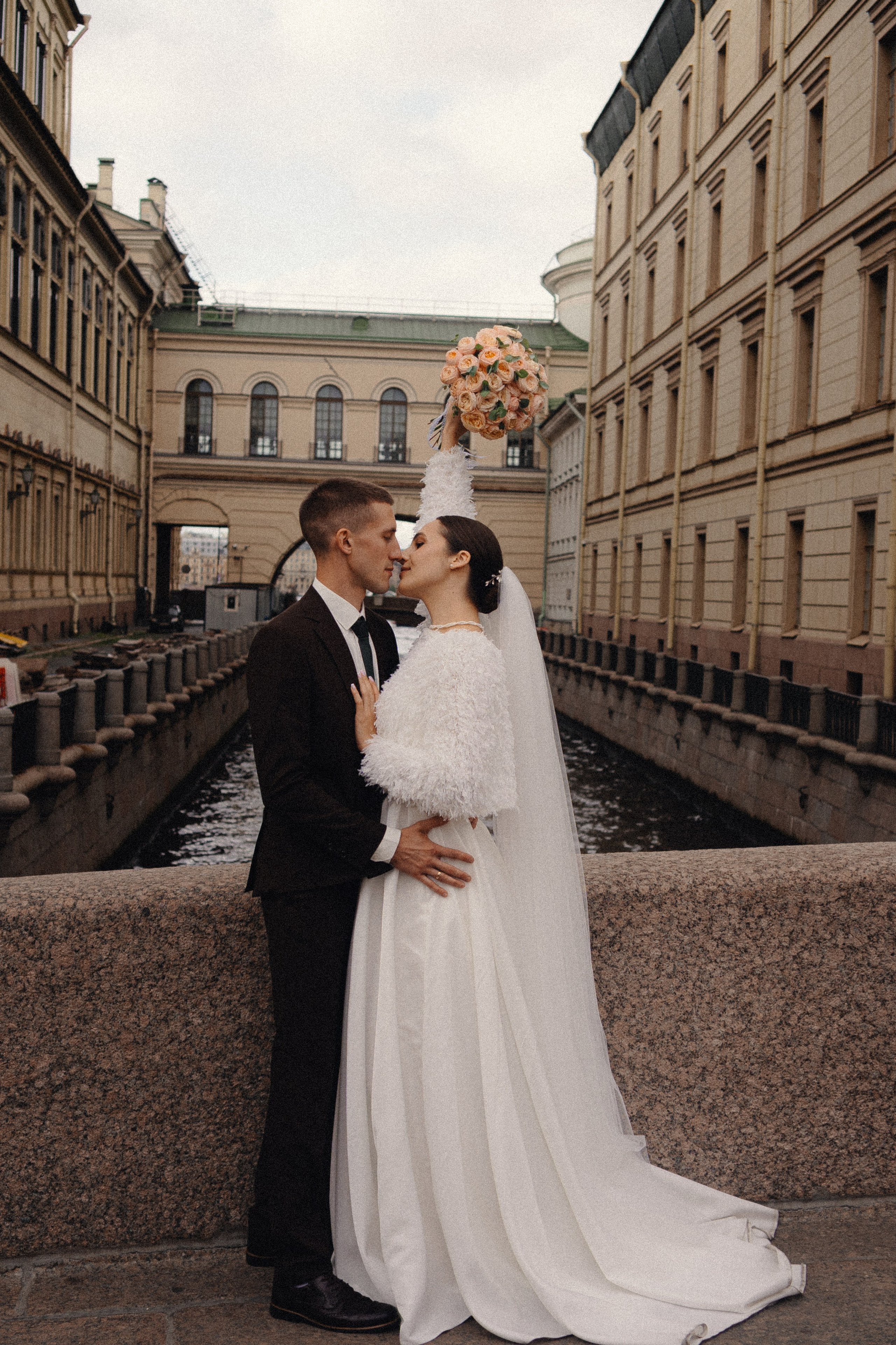 СВАДЕБНАЯ ПРОГУЛКА В САНТК-ПЕТЕРБУРГЕ (ИСАКИЕВСКИЙ СОБОР, ЗИМНЯЯ КАНАВКА, ЭРМИТАЖ И БОЛЬШАЯ МОРСКАЯ УЛИЦА). Профессиональный фотограф, Санкт-Петербург — Виктория Богомолова