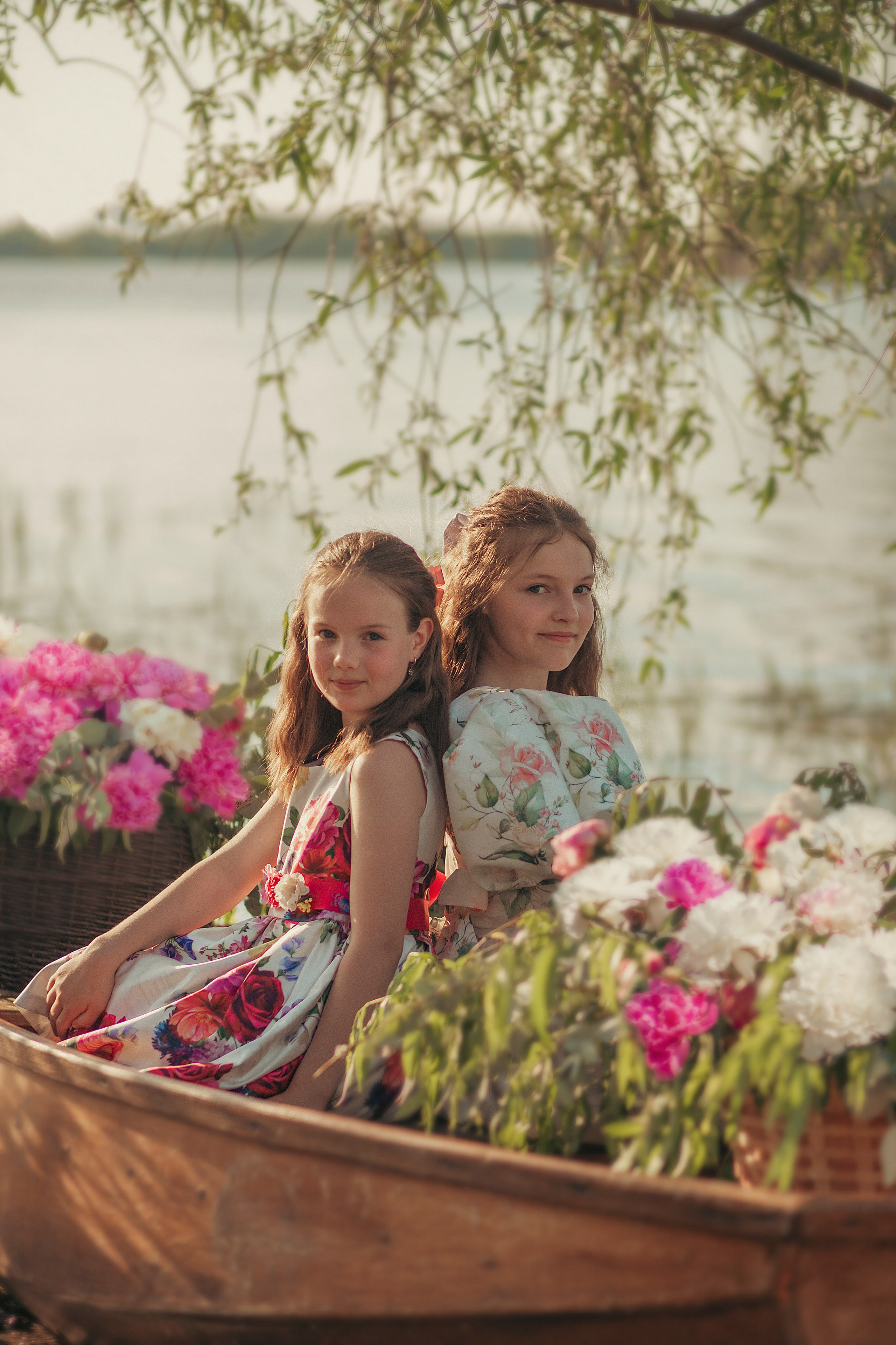Лодка с пионами. Фотограф Ольга Бобб Нижний Новгород