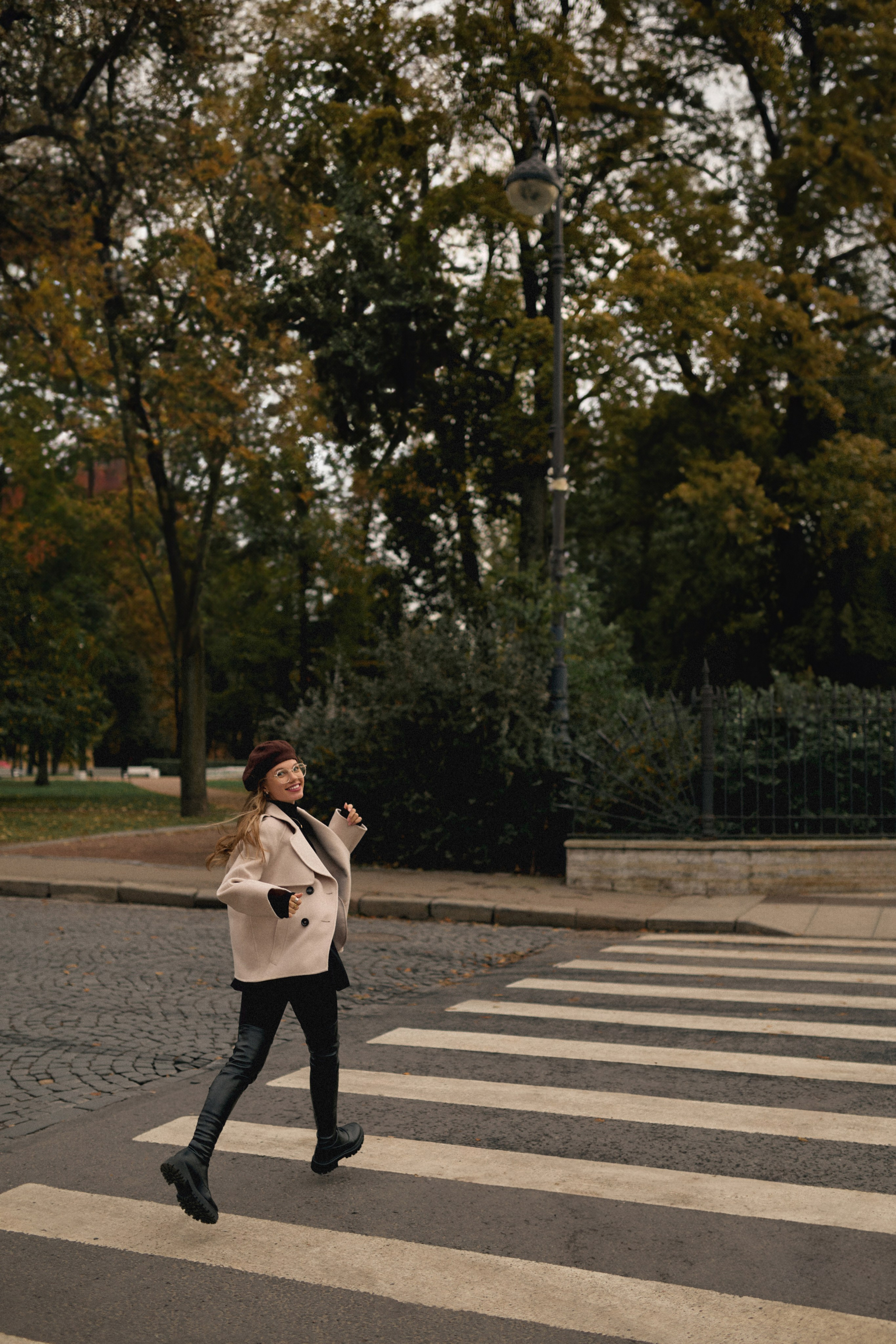 Профессиональная прогулочная фотосессия в Питере. Сестры Карабаза. Фотографы и ретушеры в Москве и Санкт-Петербурге