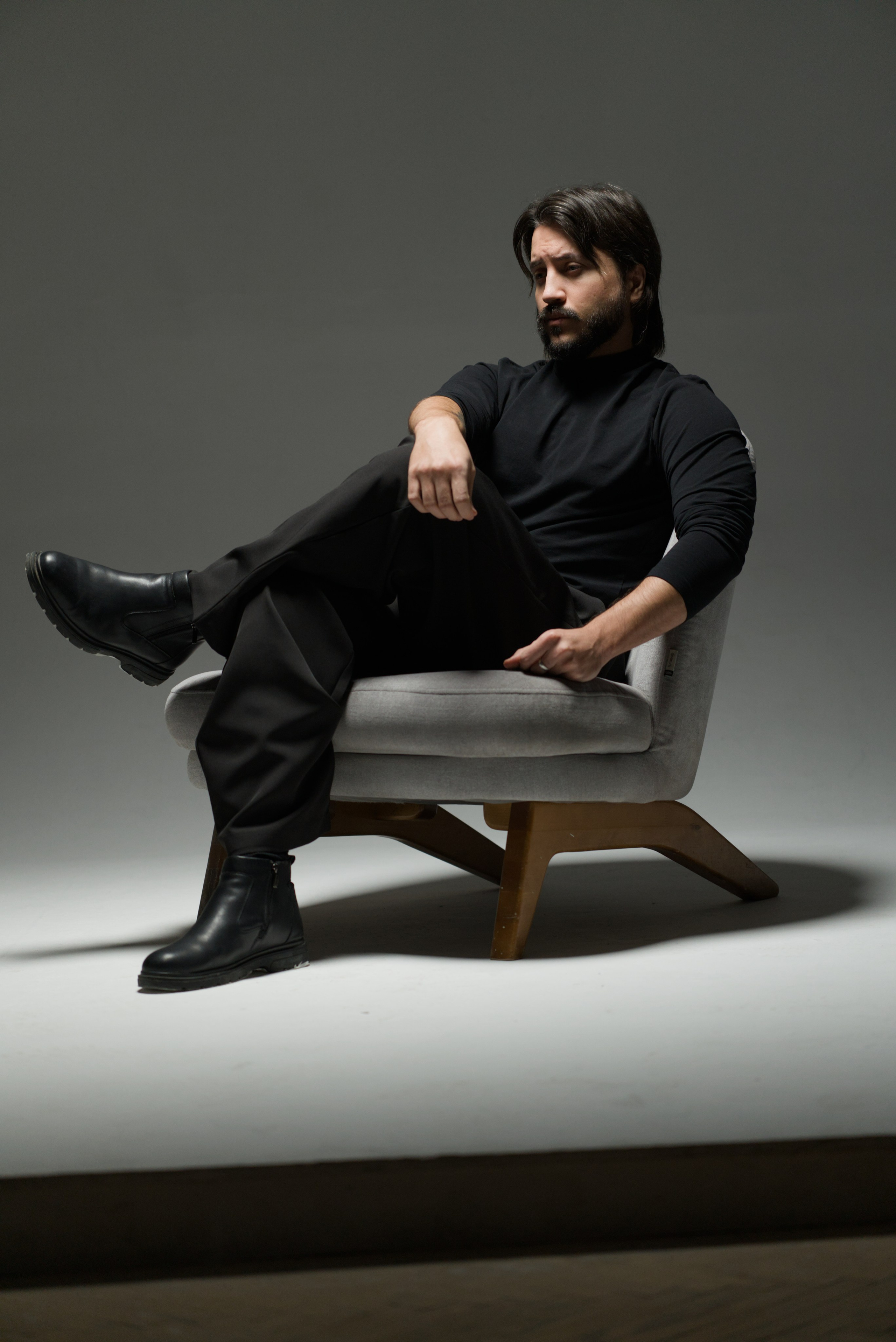 Мужской портрет в кресле. Мир глазами Саши Д