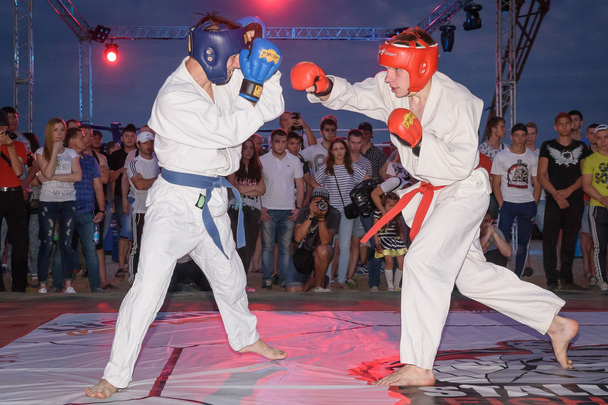 Спортсмены в белых кимоно в спарринге