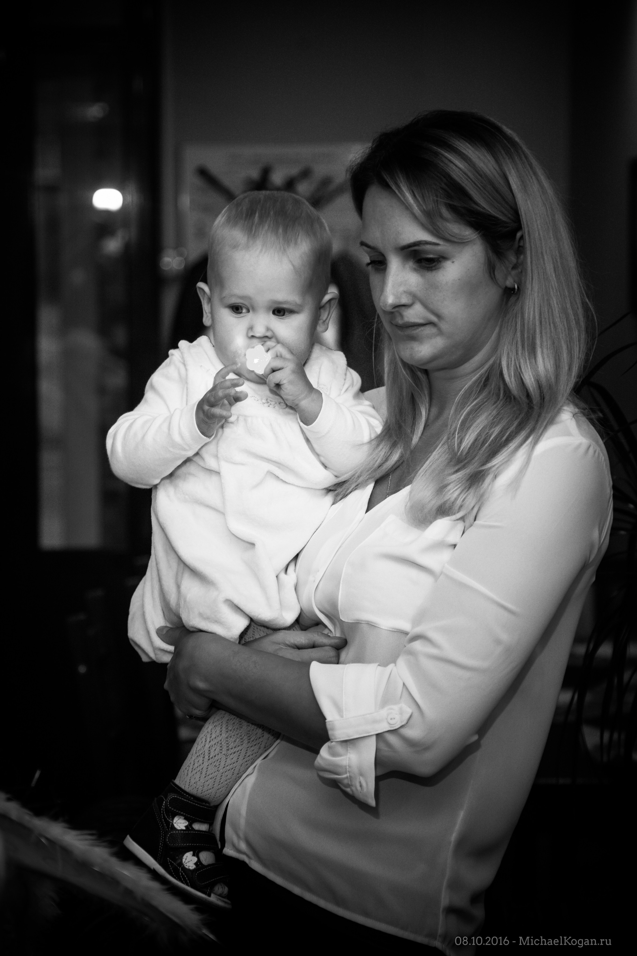 kogan.studio - мама держит ребенка на руках
