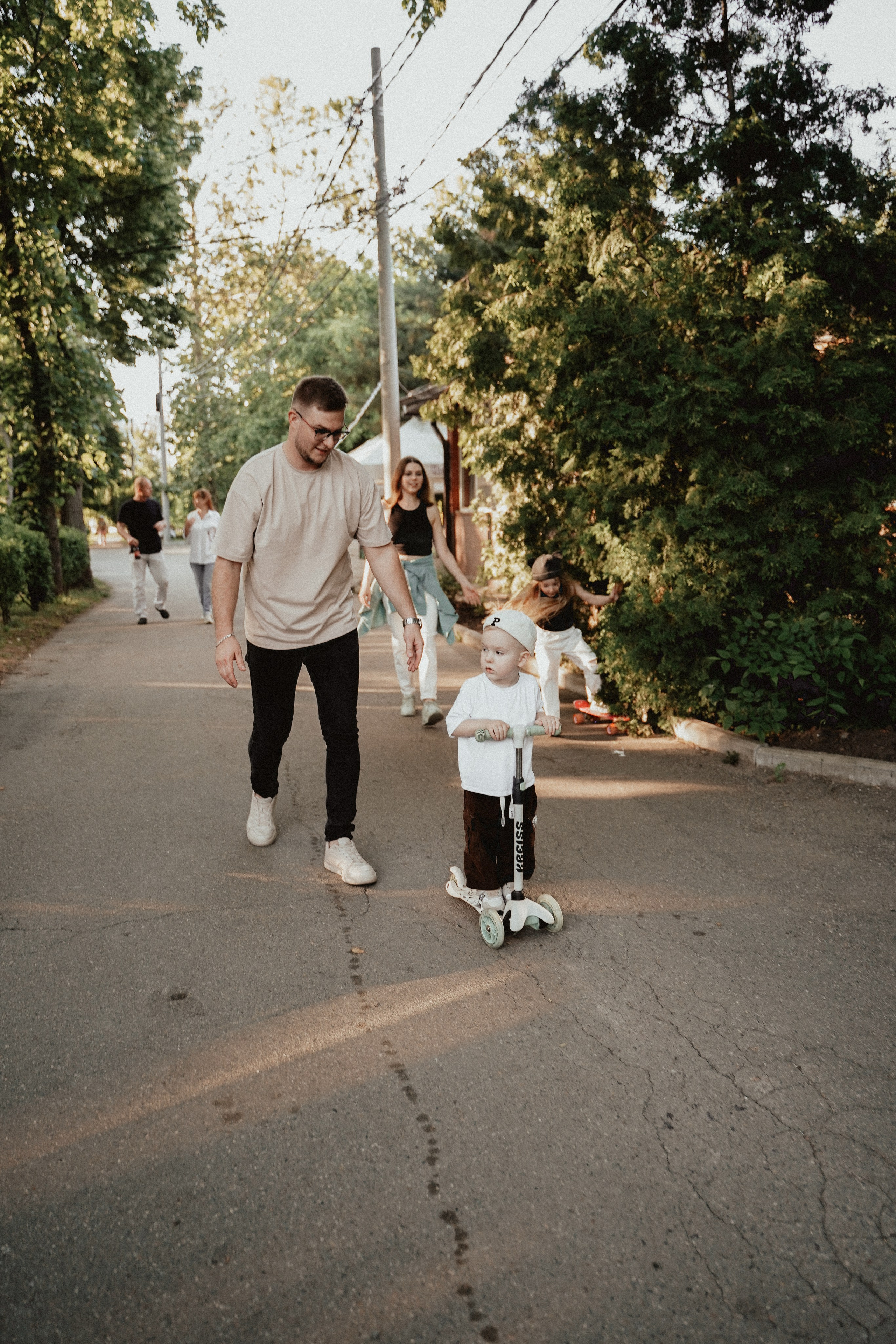 Семейная фотосессия со скейтом и самокатом. Семейный и женский фотограф в Краснодаре Анастасия Приймак