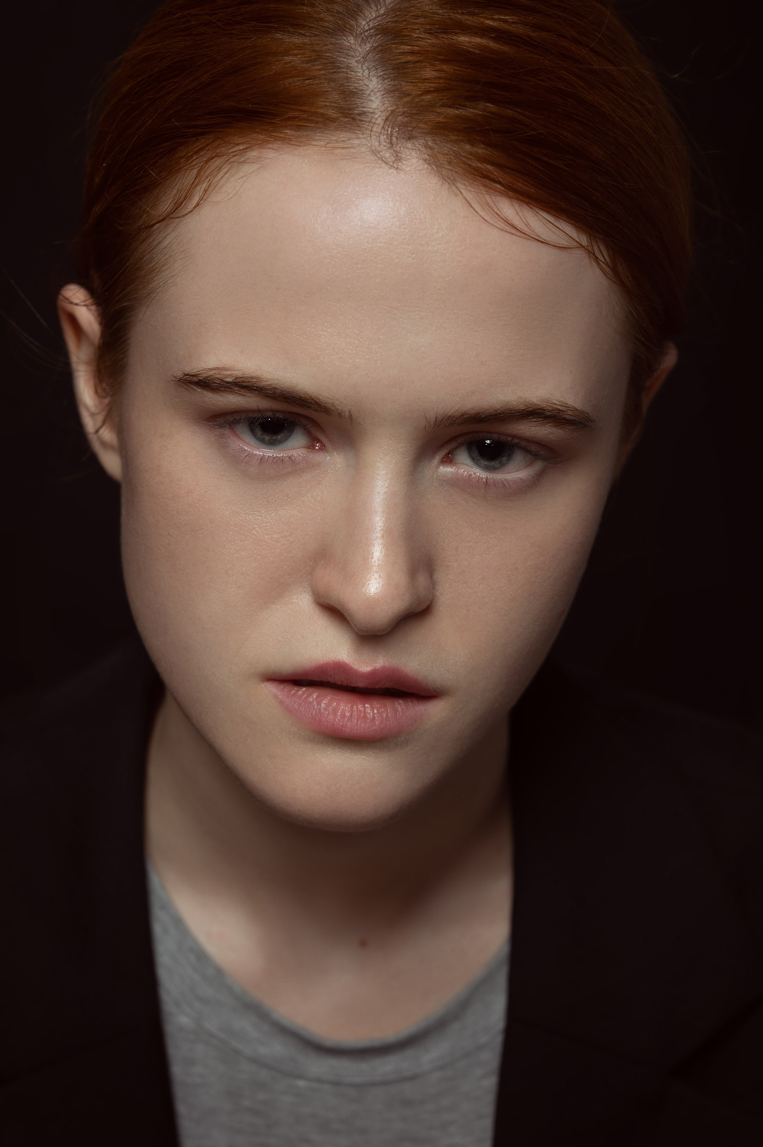 Портрет рыжеволосой девушки-модели на черном фоне. Модельные тесты