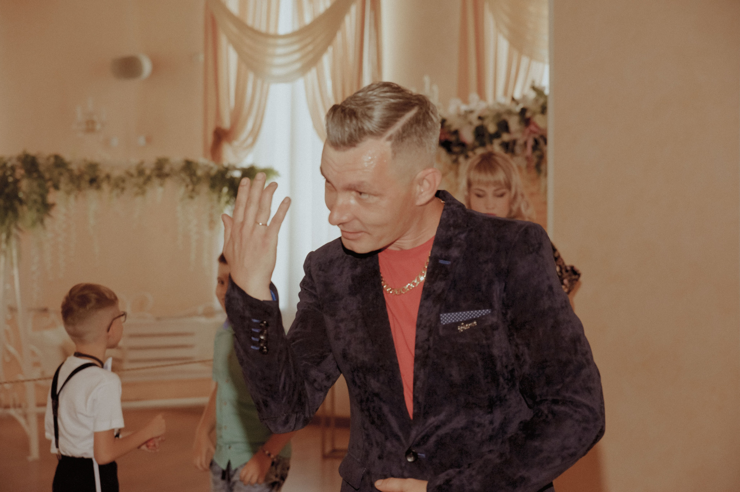 Свадебная фотосессия в стиле 90х для Кристины и Валеры (ЗАГС, фотосет у гаражей). Женский фотограф в Череповце Даша Акулич