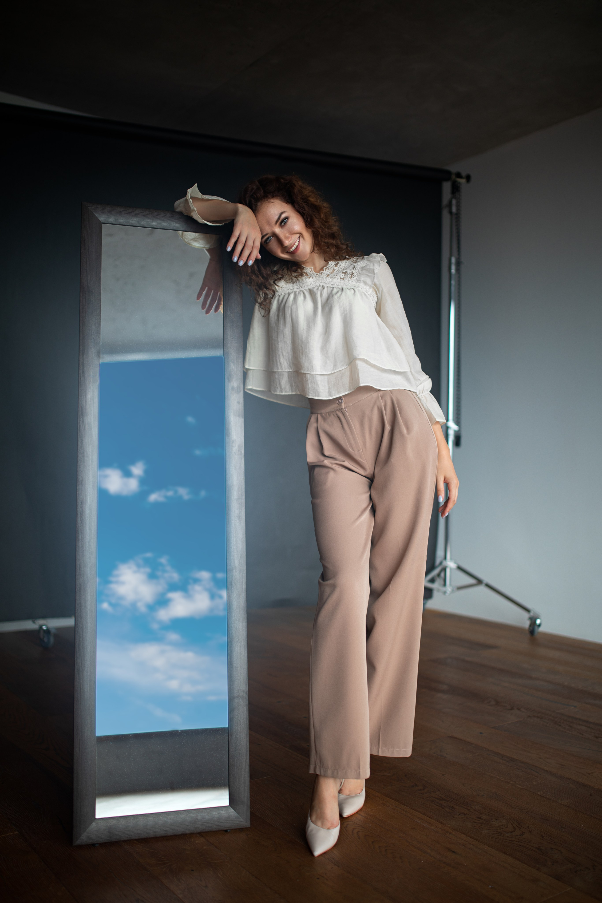 Фотосет с Анастасией в студии с минимальным интерьером в формате для «себя»