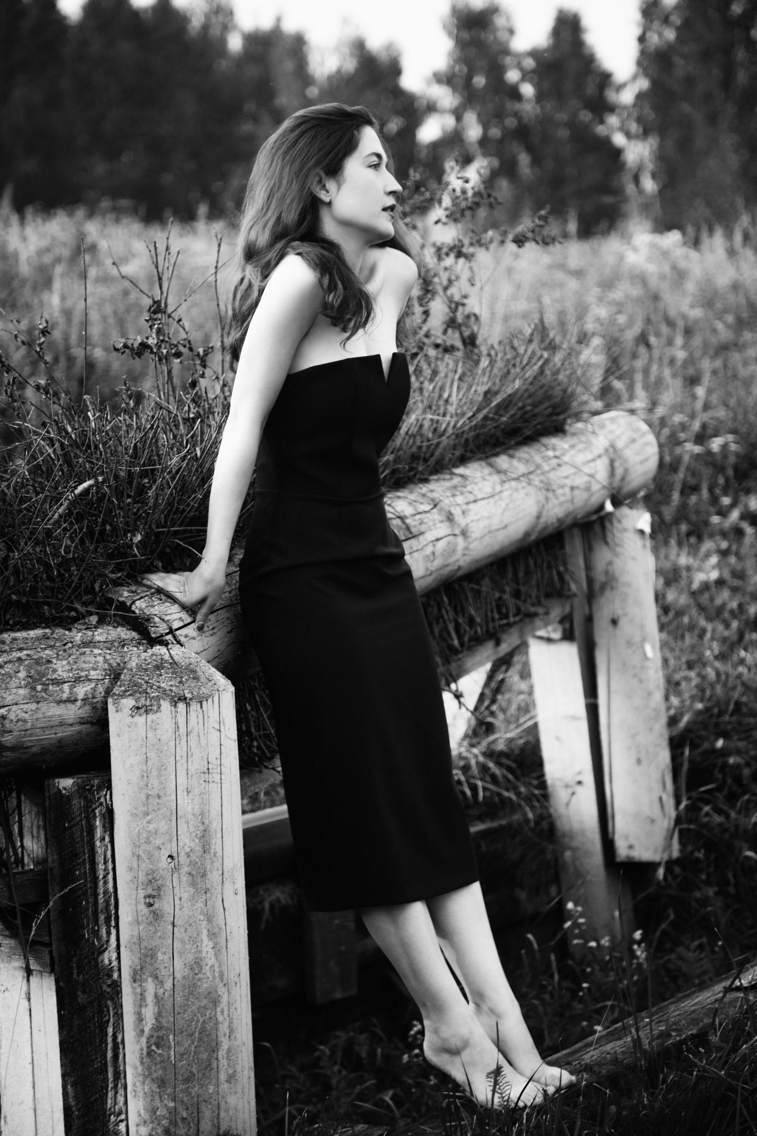 Женский портрет на природе чб