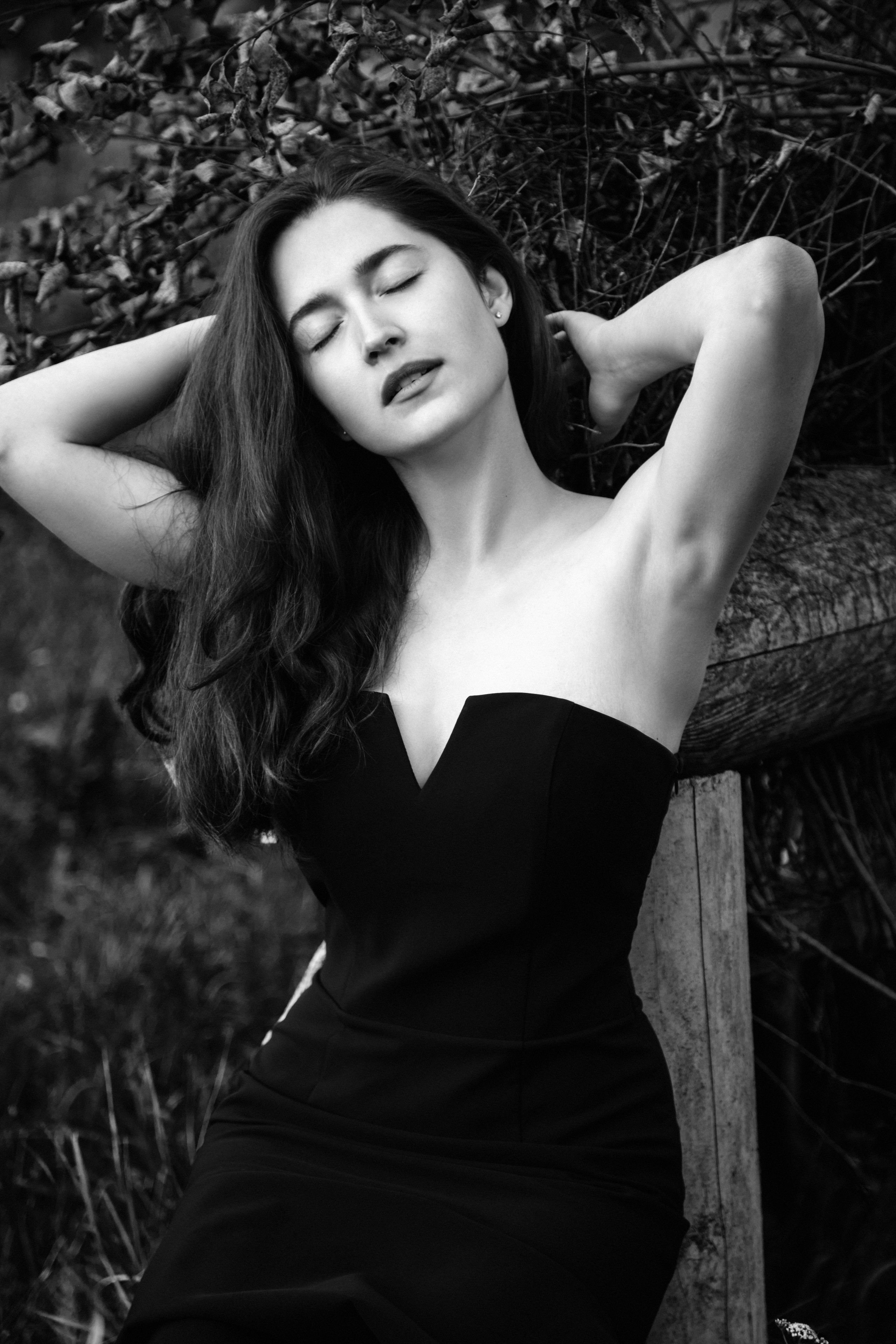 Девушка в черном платье с закрытыми глазами чб