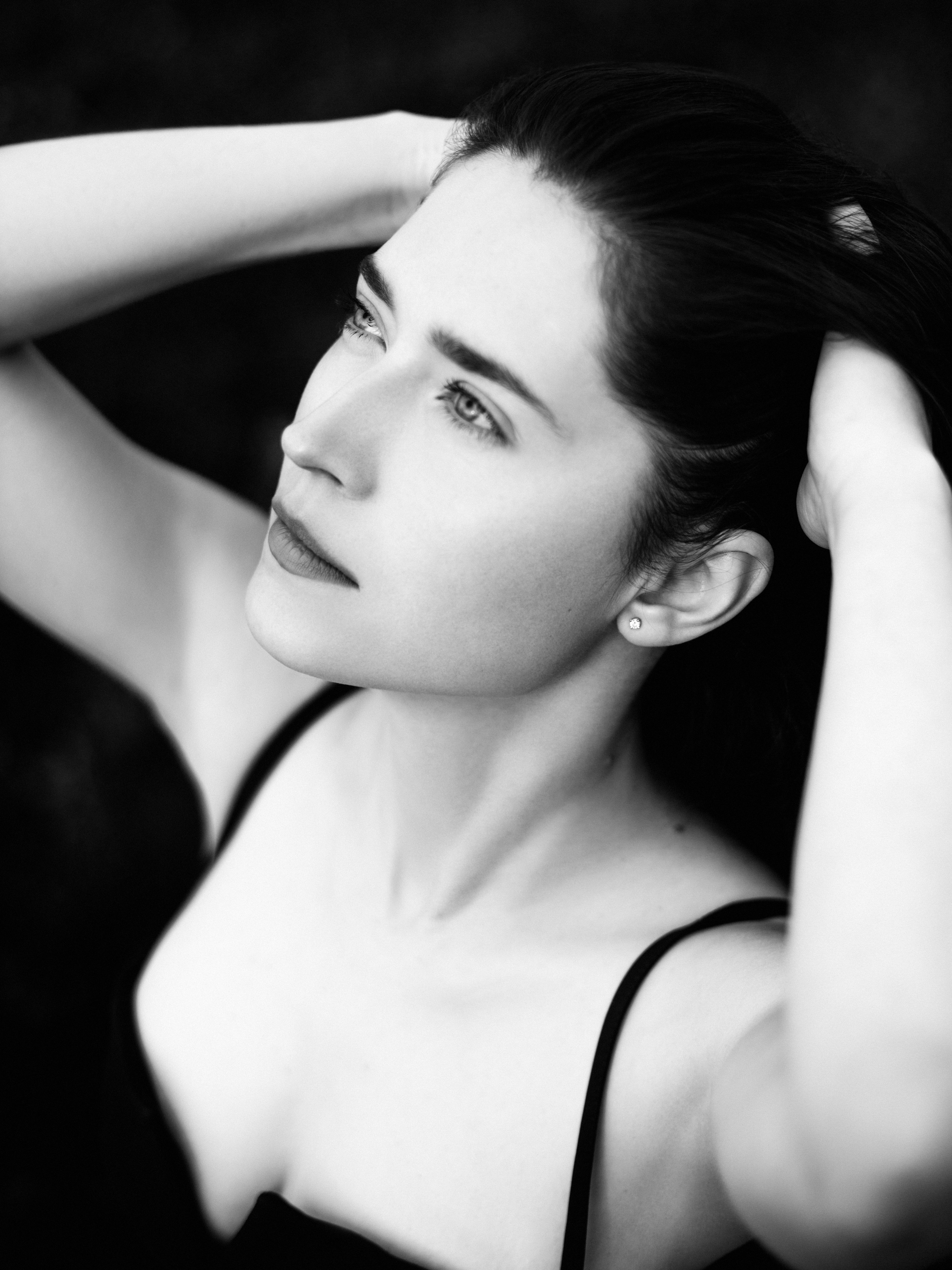 Профиль задумчивой девушки чб