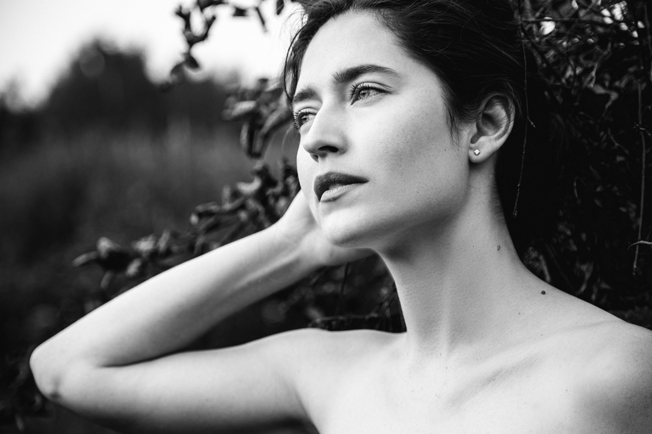 Девушка с голыми плечами и задумчивым глубоким взглядом