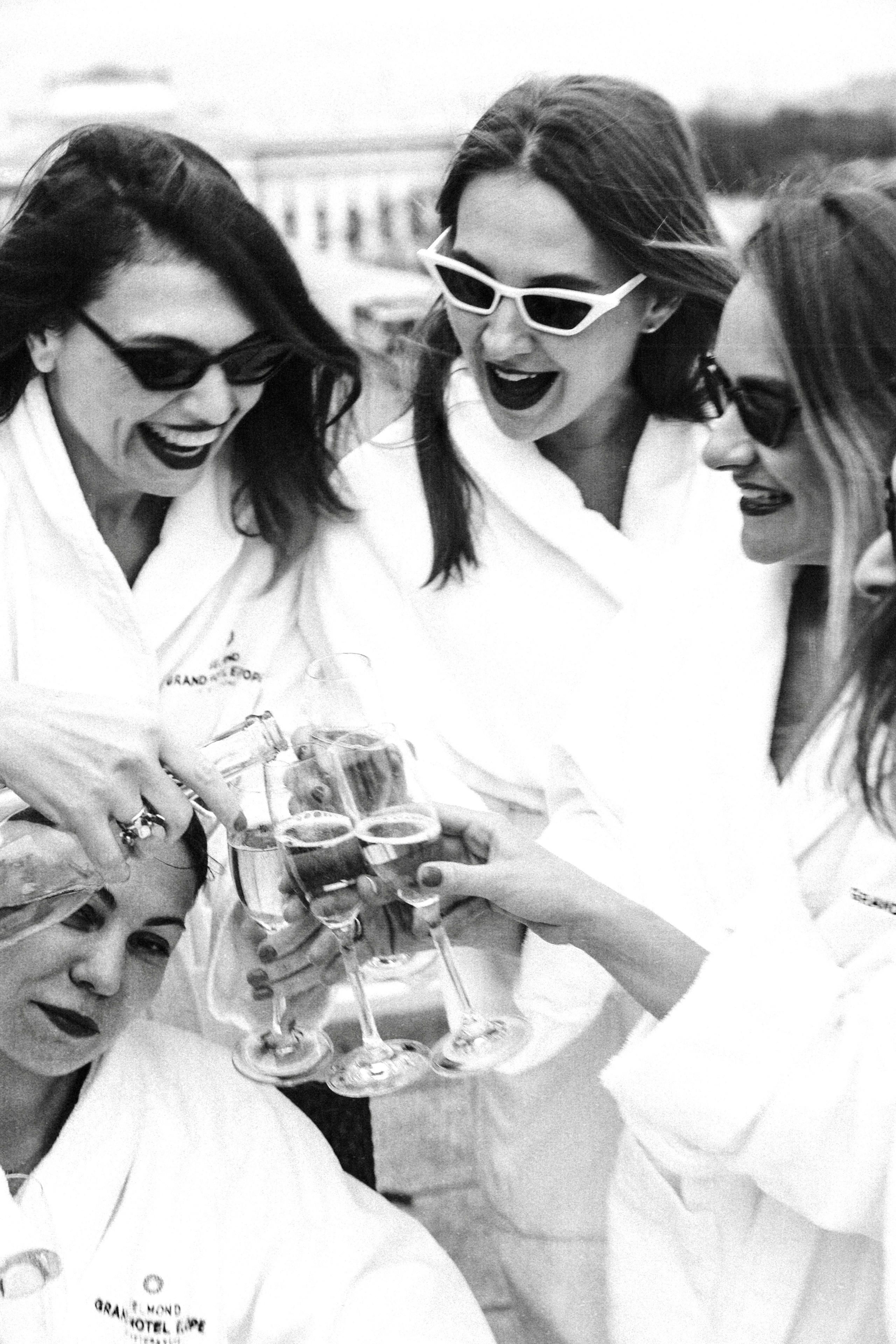 веселые и  красивые девушки чокаются бокалами 