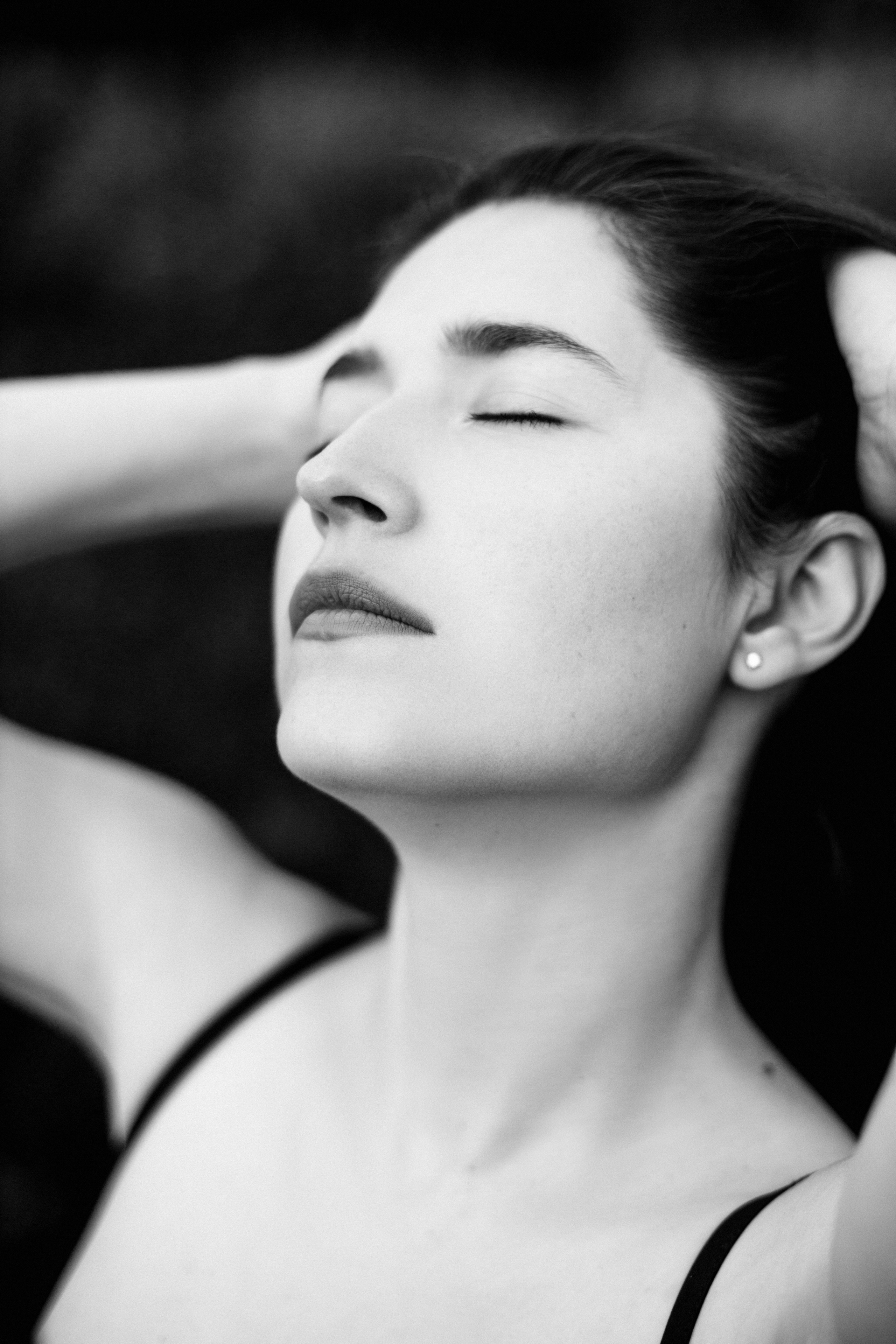 красивая девушка запрокинула голову и обхватившая голову руками