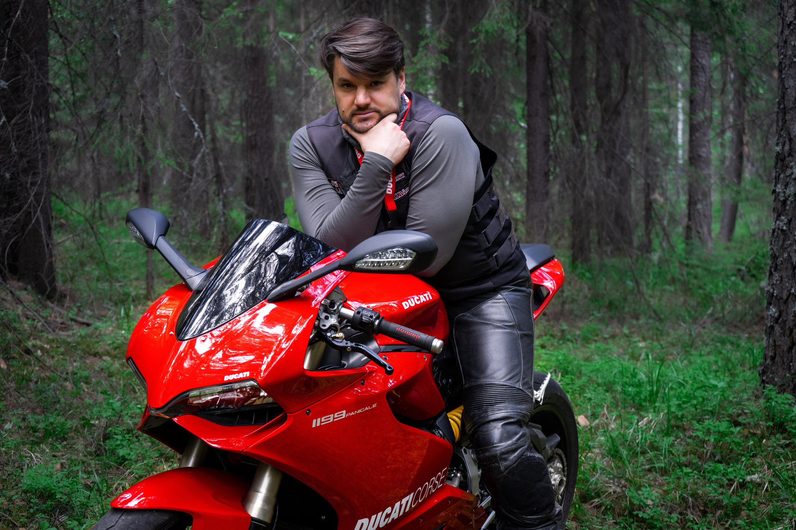 Мужская фотосессия в лесу на Корсе. Фотограф Екатеринбург Кокшарова Александра