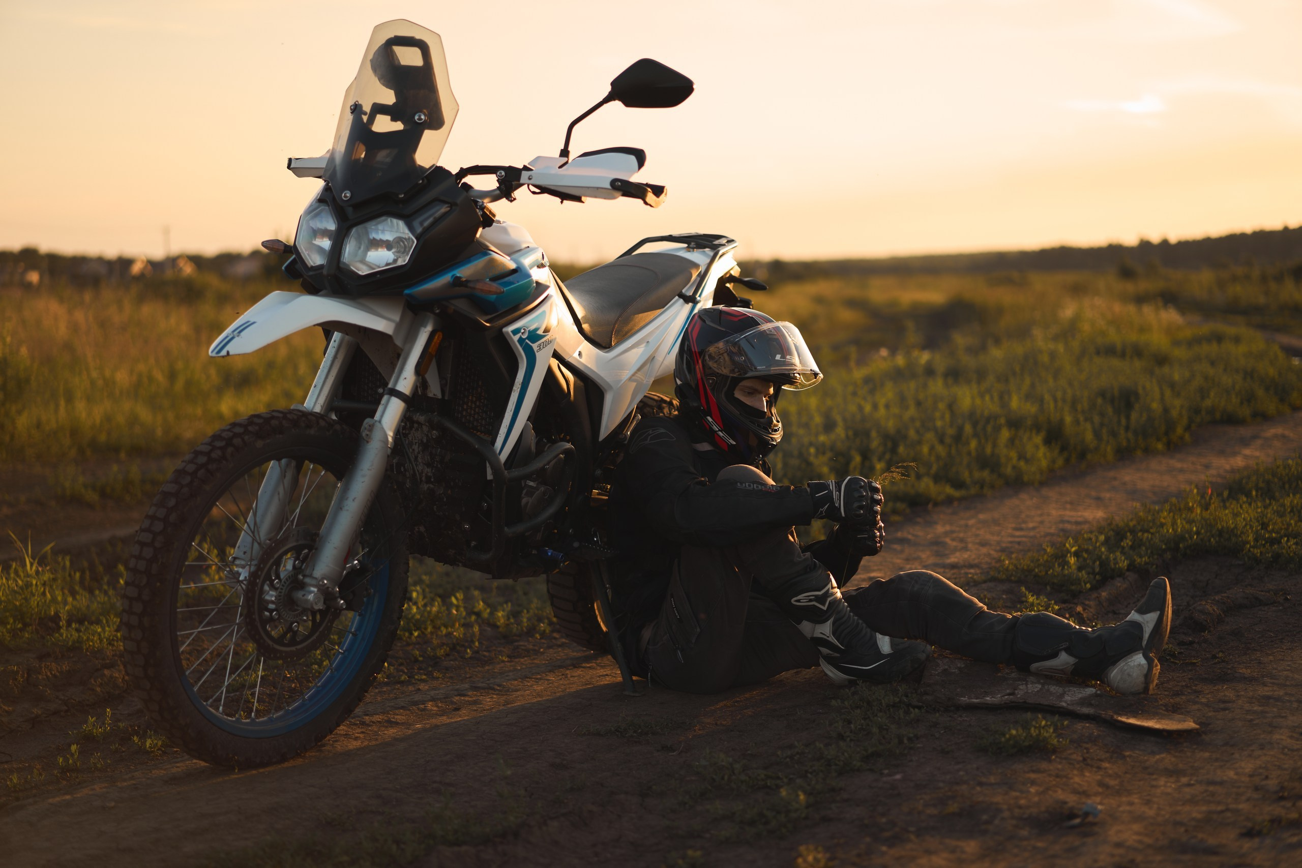 Фотосессия с мотоциклом на закате в поле. Фотограф Екатеринбург Кокшарова Александра