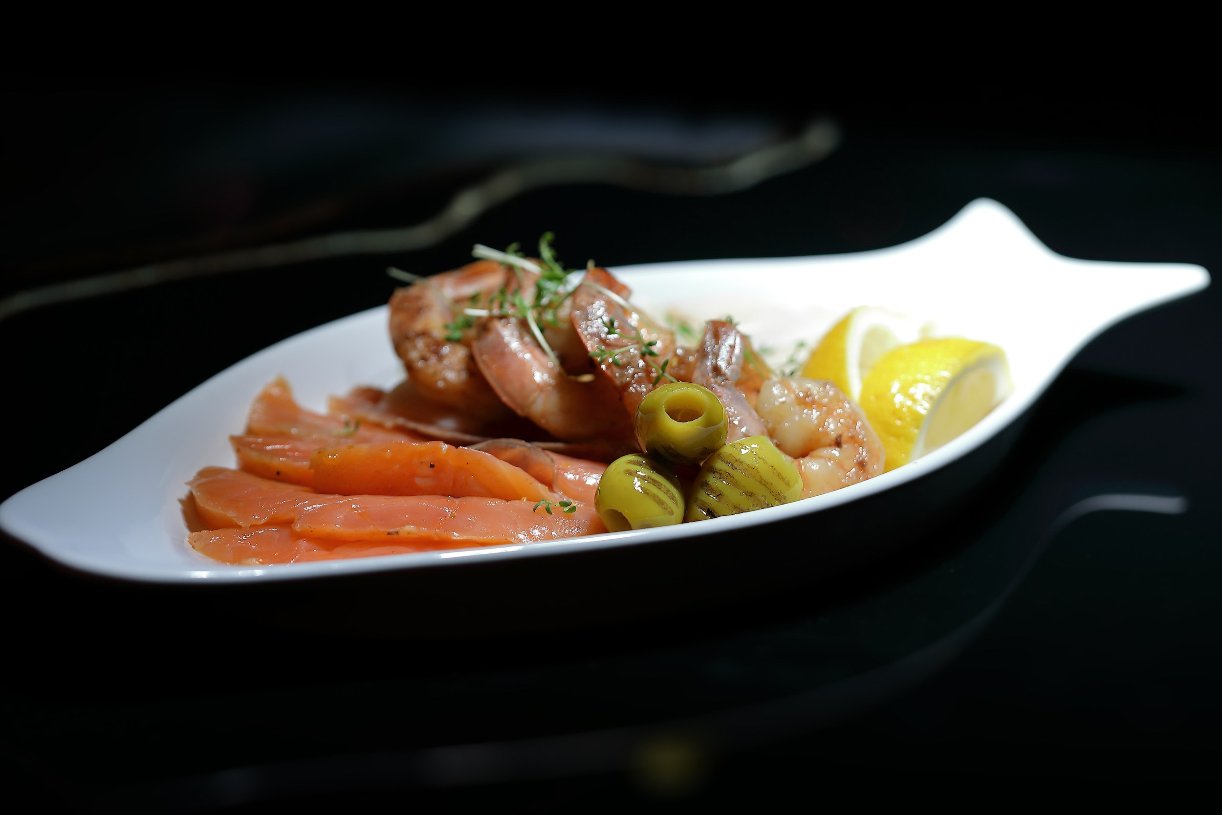 рыбная нарезка на тарелке Кейтеринг