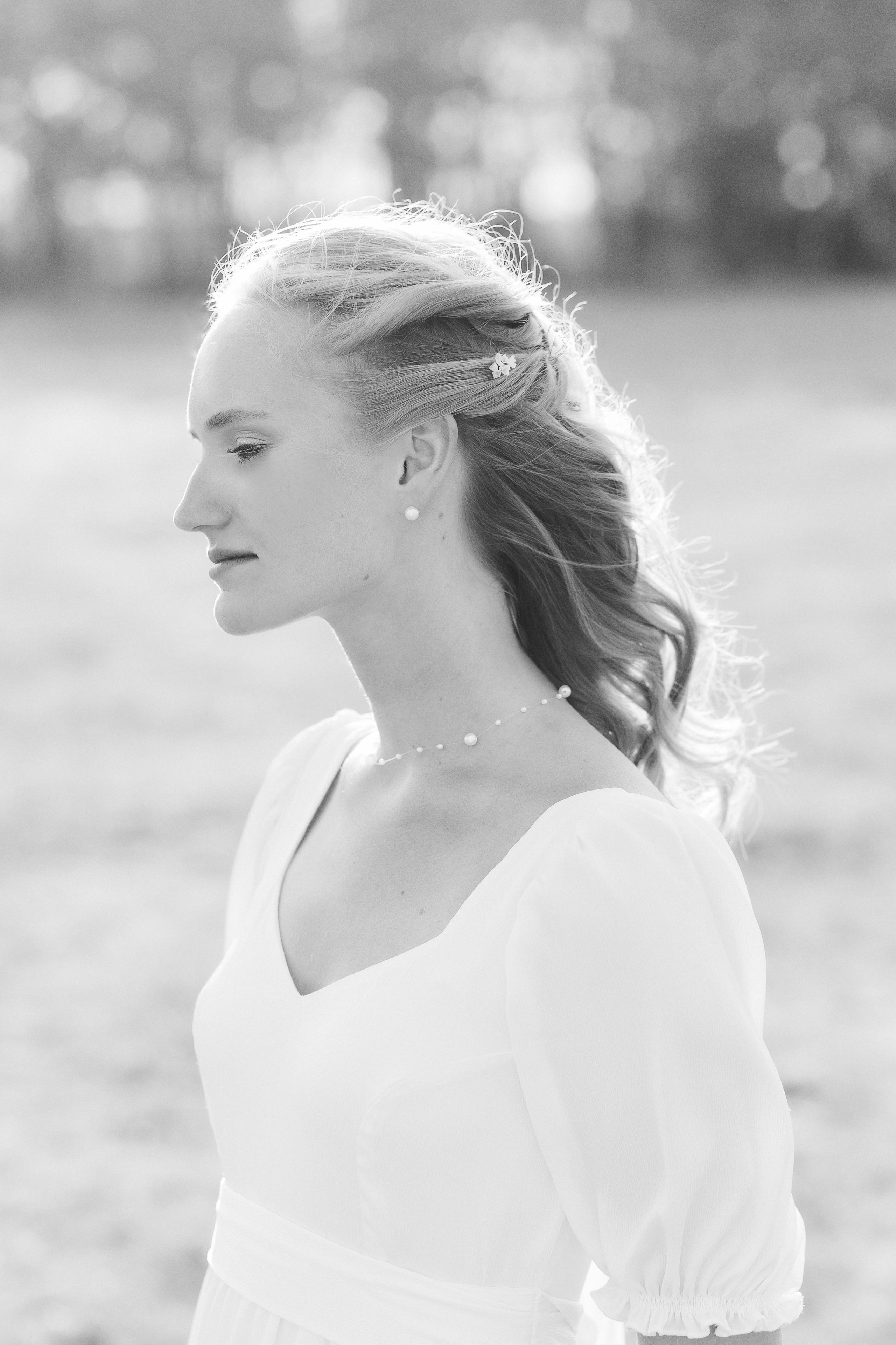 Чёрно-белый портрет невесты на фоне поля — эстетика свадебной фотографии, Таганрог.