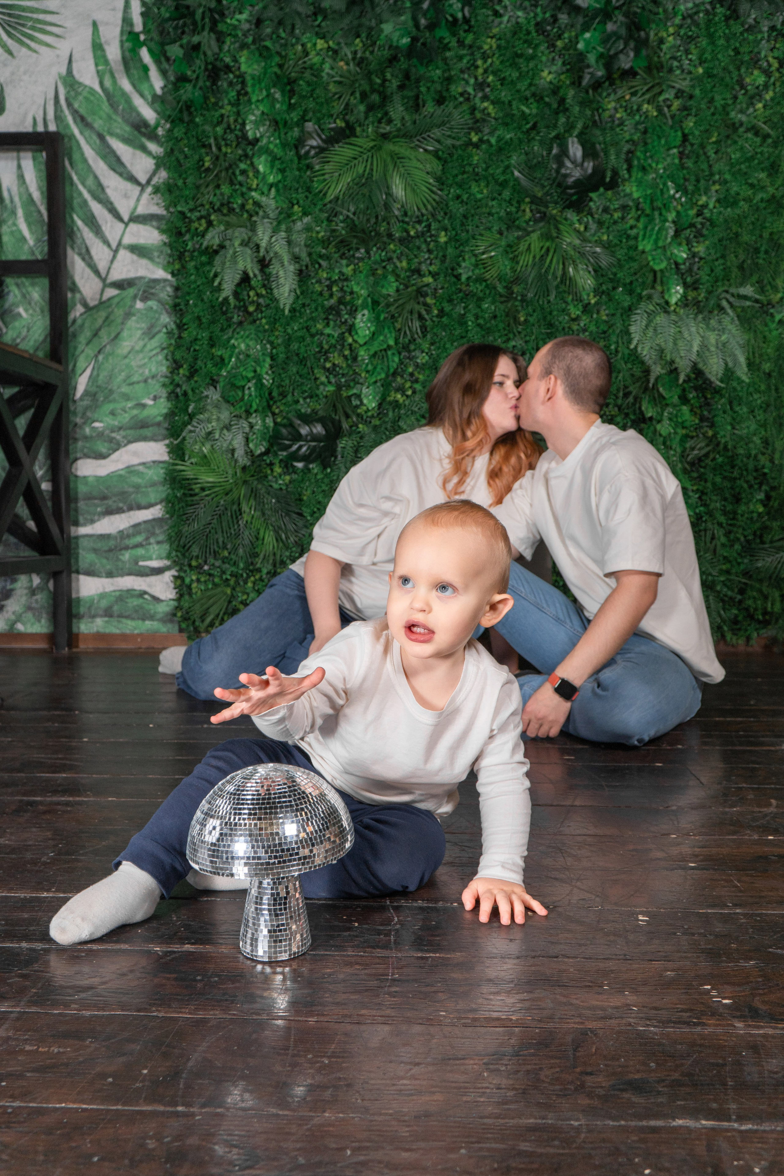 Семейная фотосессия в студии. Фото и видео съёмка в Москве и МО Александр Чапала и Трояк Алеся