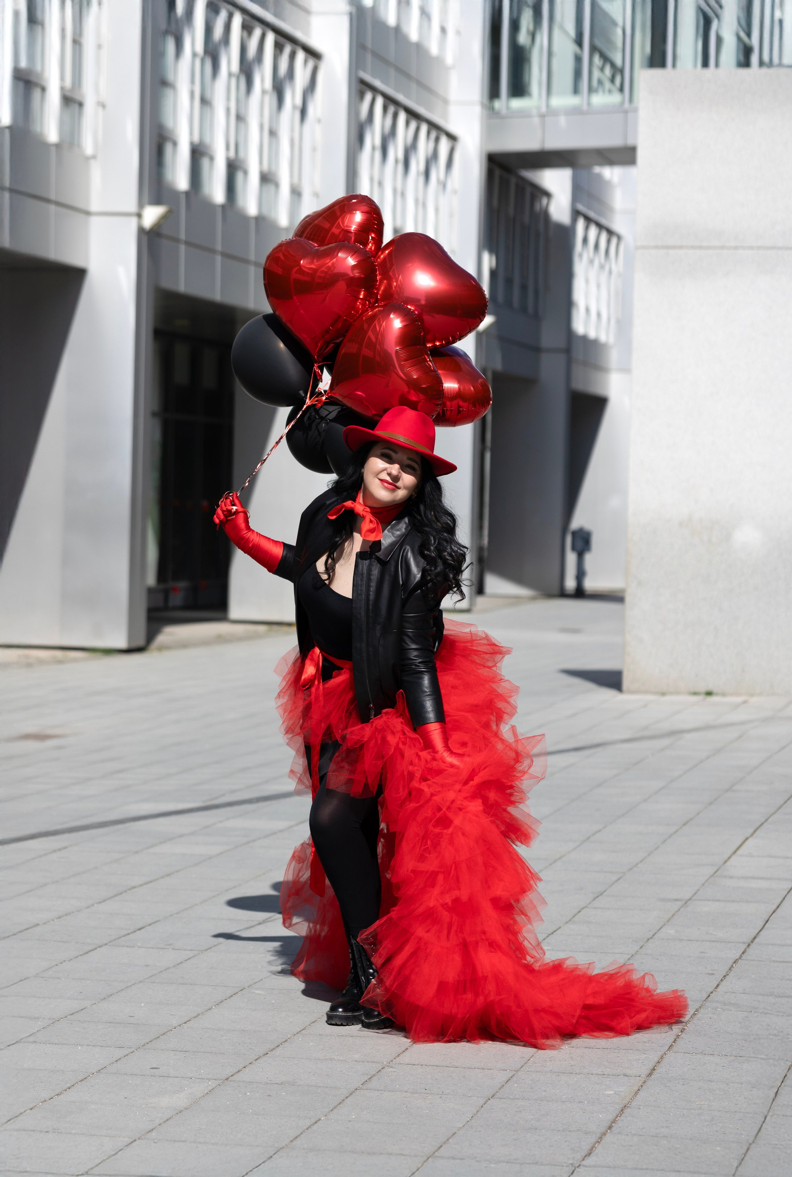 Balloons and red skirt. Photographer in Munich
