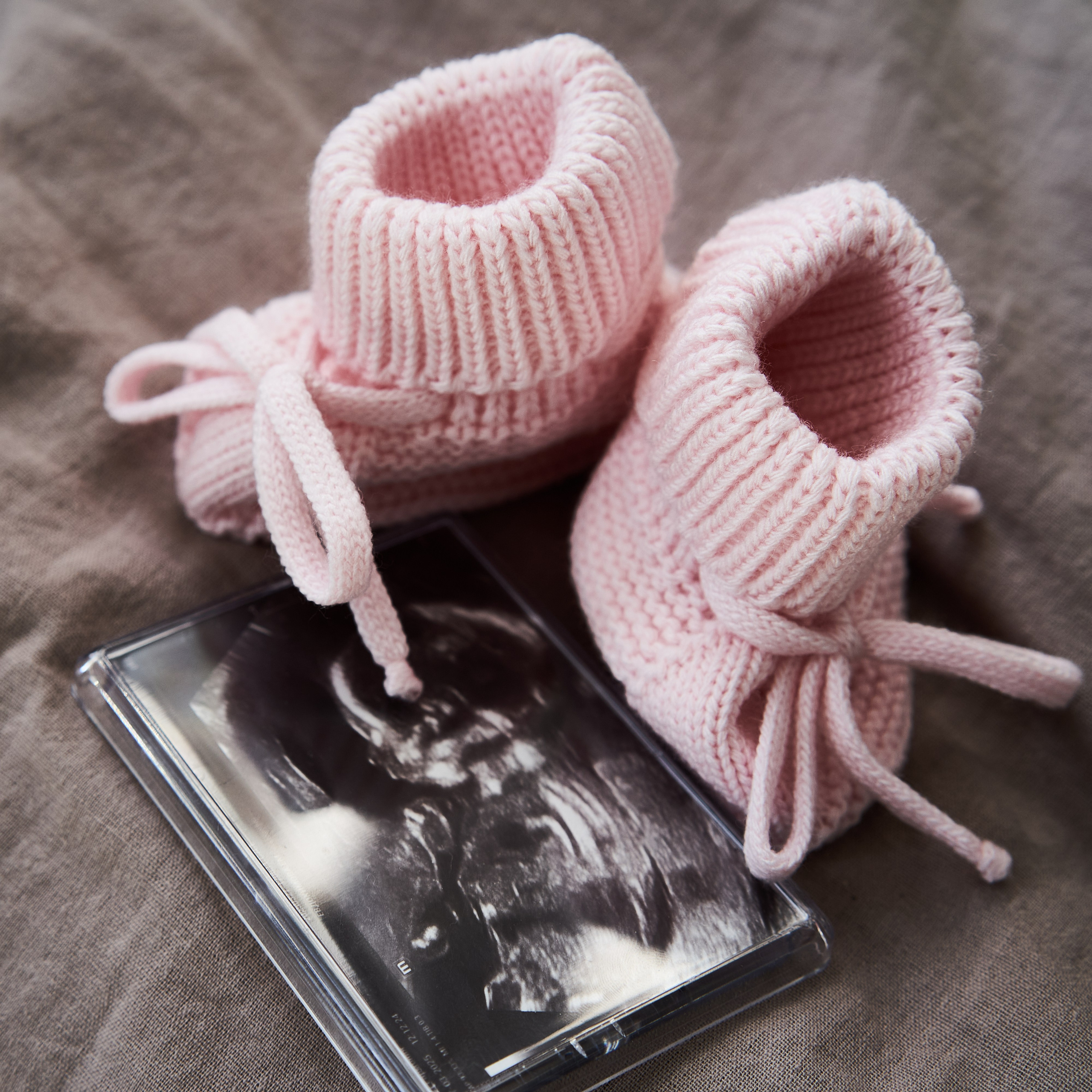 Беременность съемка пары в студии. Фотограф Екатеринбург Кокшарова Александра