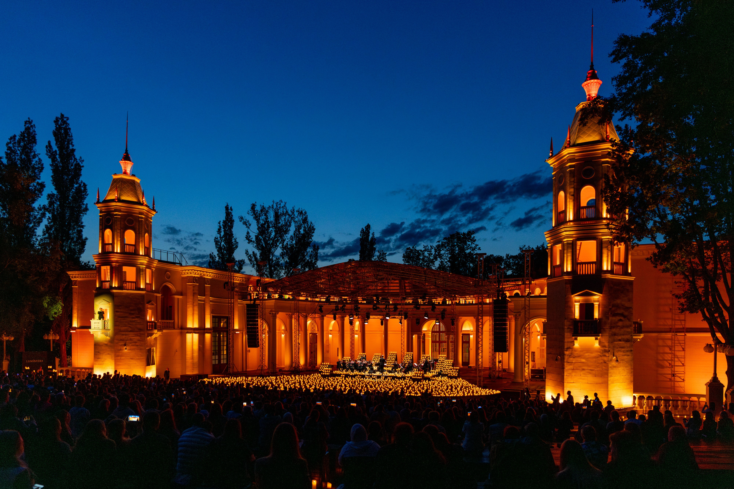 Симфонический оркестр Lumisfera при свечах. Фотограф Никита Комаров