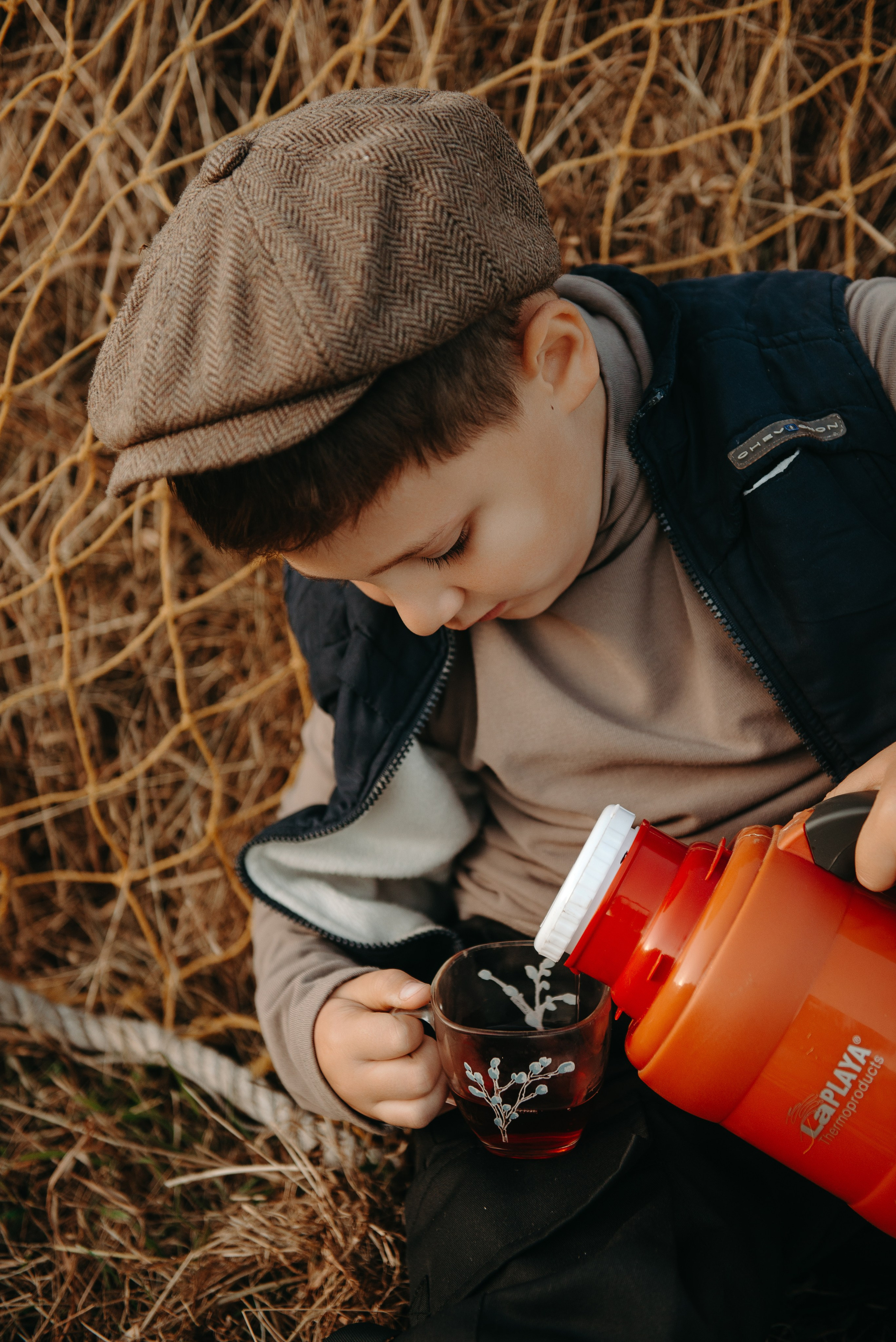 Дениска и Пелагея на сенокосе. Ирина Метелица фотограф на Шикотане