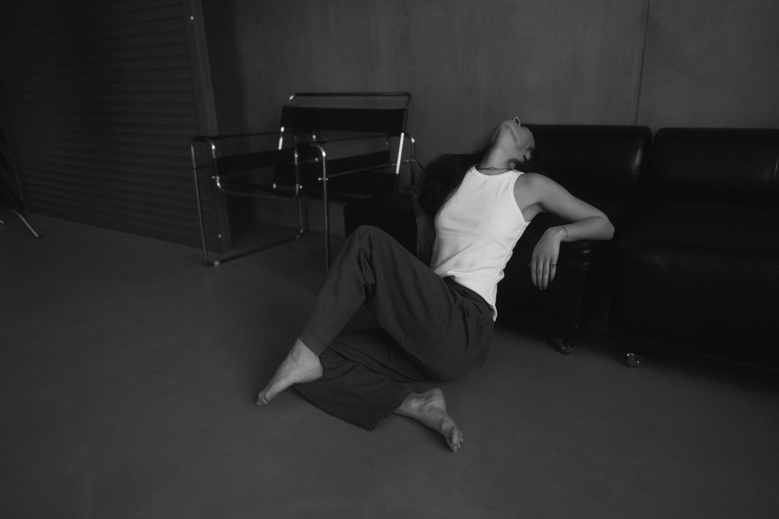 Женская портретная чб фотосессия в студии на циклораме в Казани