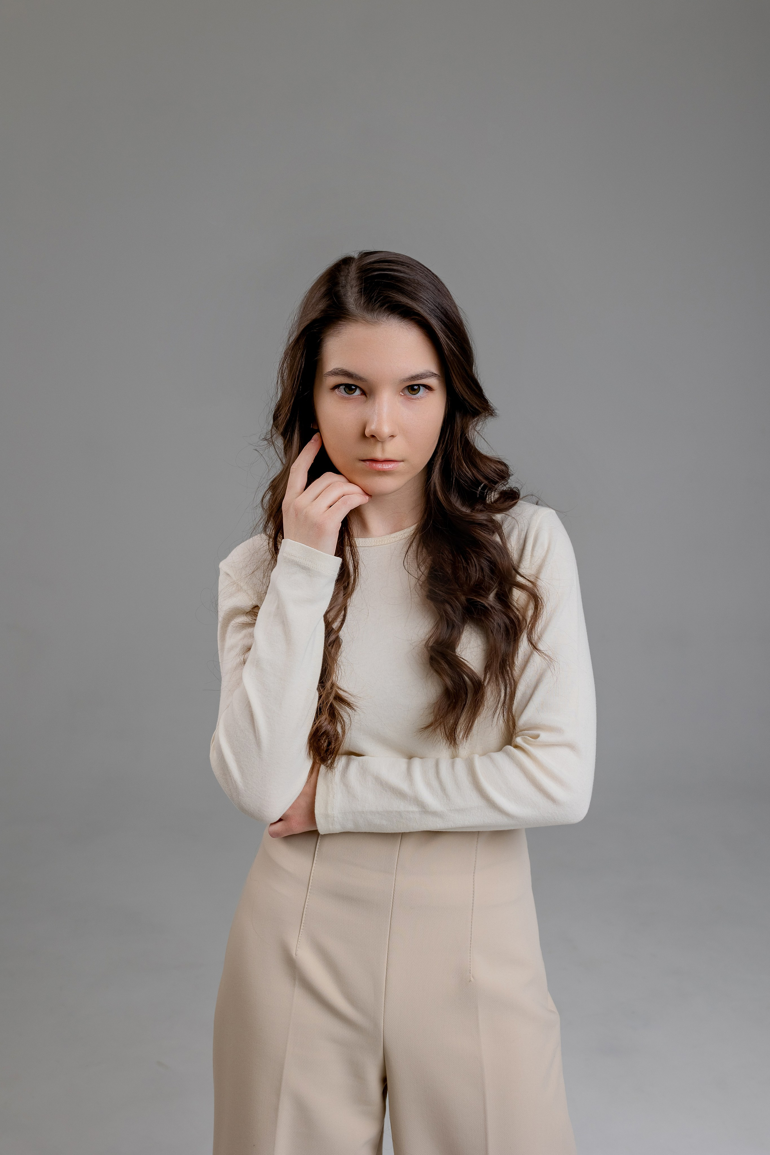 девушка в бежевом