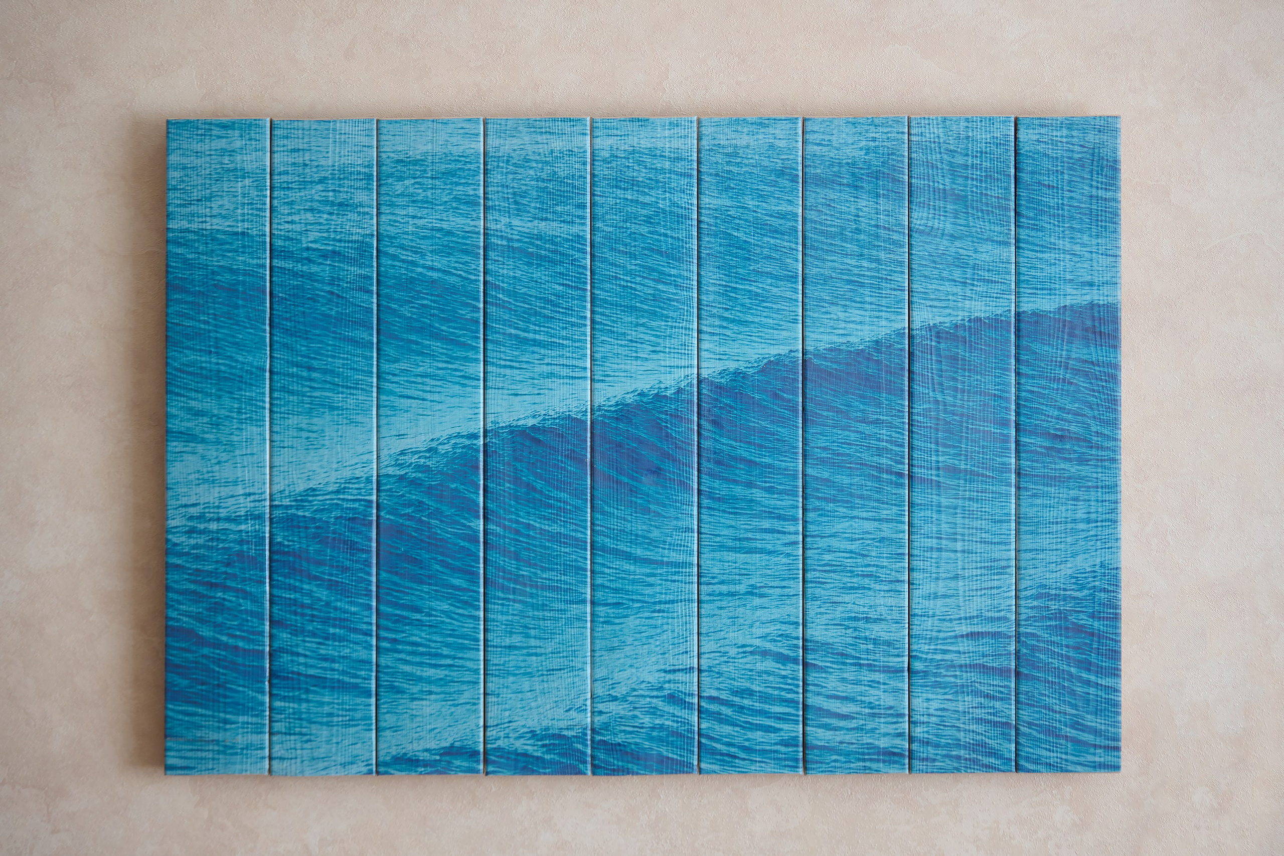 Картина, фотография на деревянных досках - легкие волны на поверхности океана