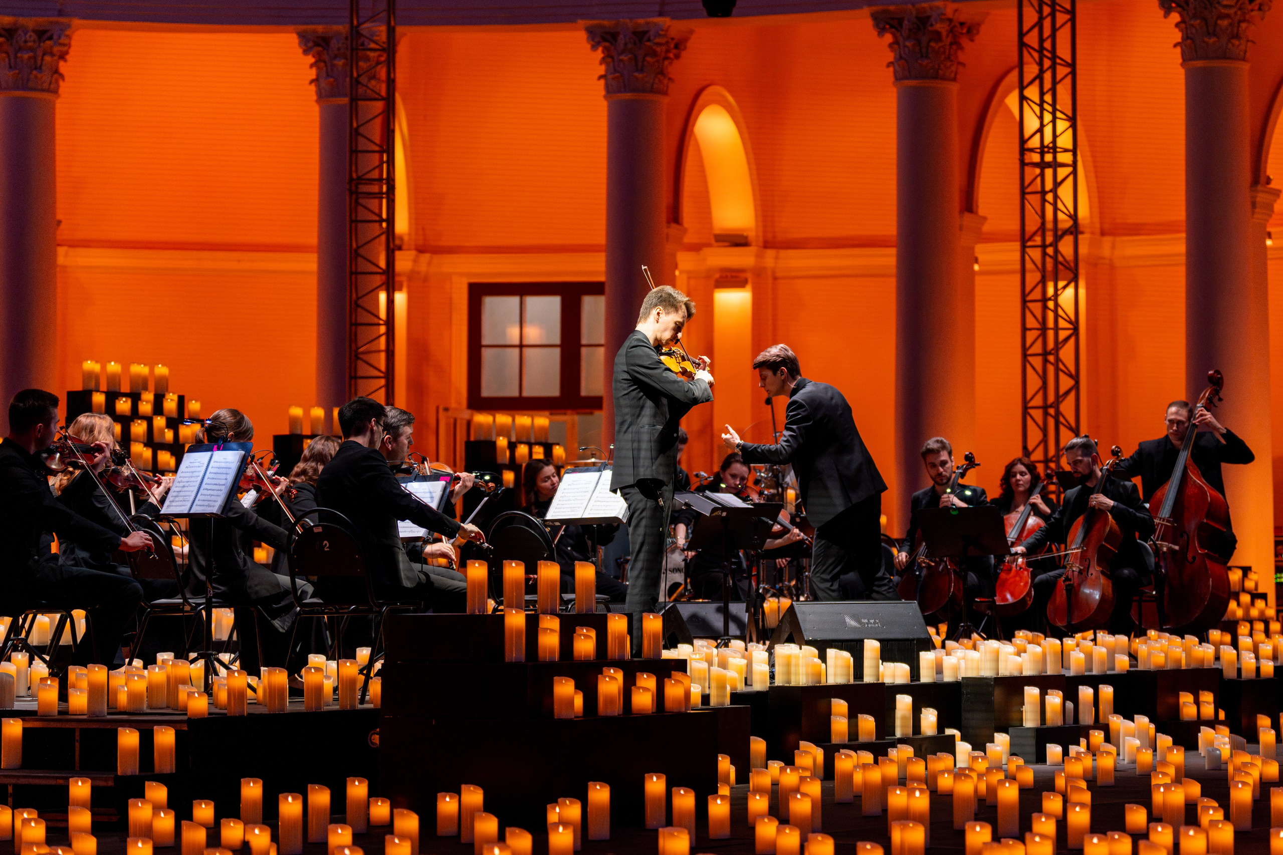 Симфонический оркестр Lumisfera при свечах. Фотограф Никита Комаров
