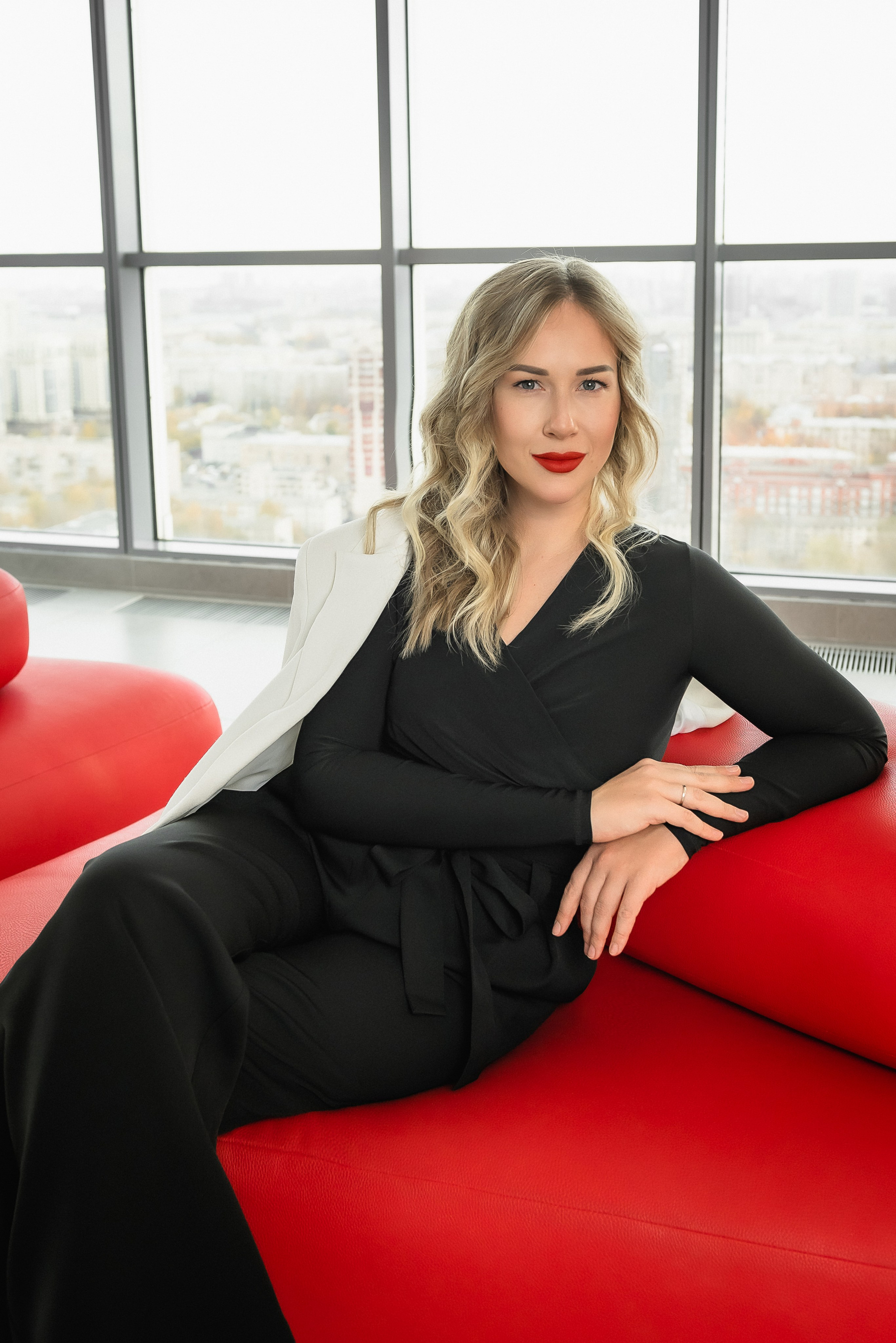 Портрет на красном фоне. КОНТЕНТ | БРЕНД фотограф Санкт-Петербург — Жанна Олтаржевская