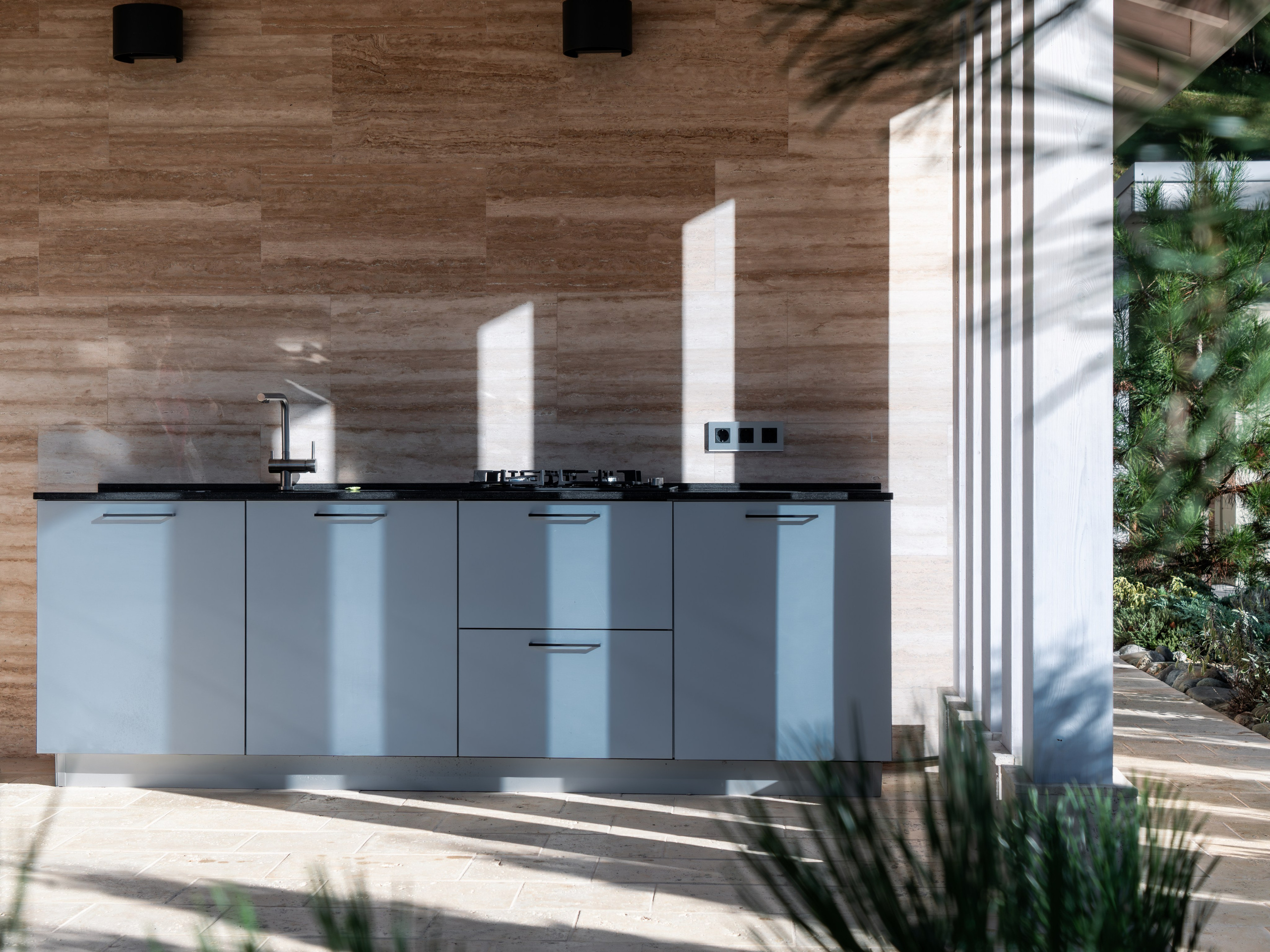 Загородный дом в стиле Шале белый — экстерьер. Репортажный фотограф в Красной Поляне и Сочи Павлюченко Екатерина