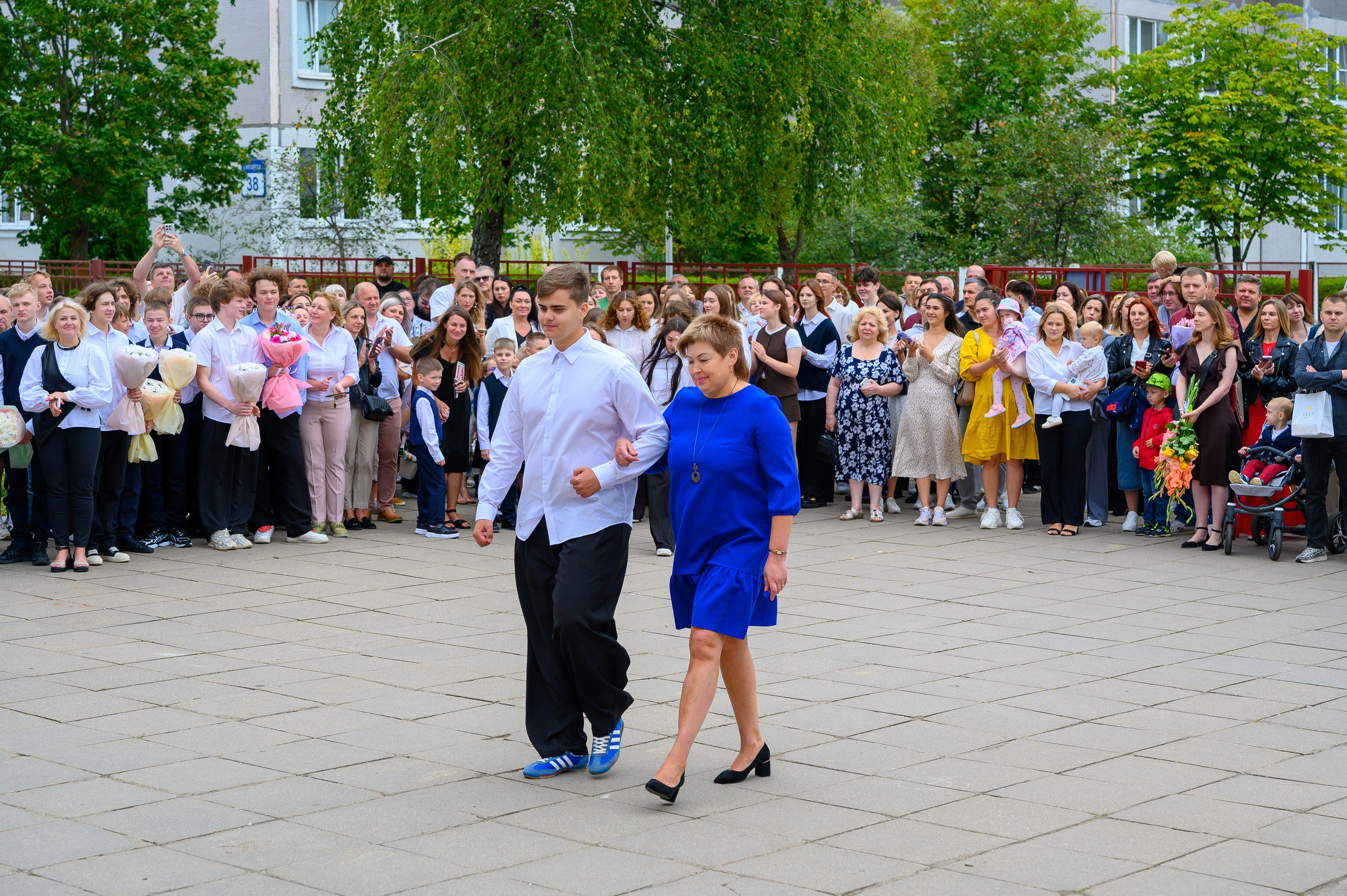Вот звучит первый звонок, перед этим долгое приготовление к новому этапу в жизни, Яромир идет в школу. Фотоуслуги, услуги фотографа, фотографирование важных событий