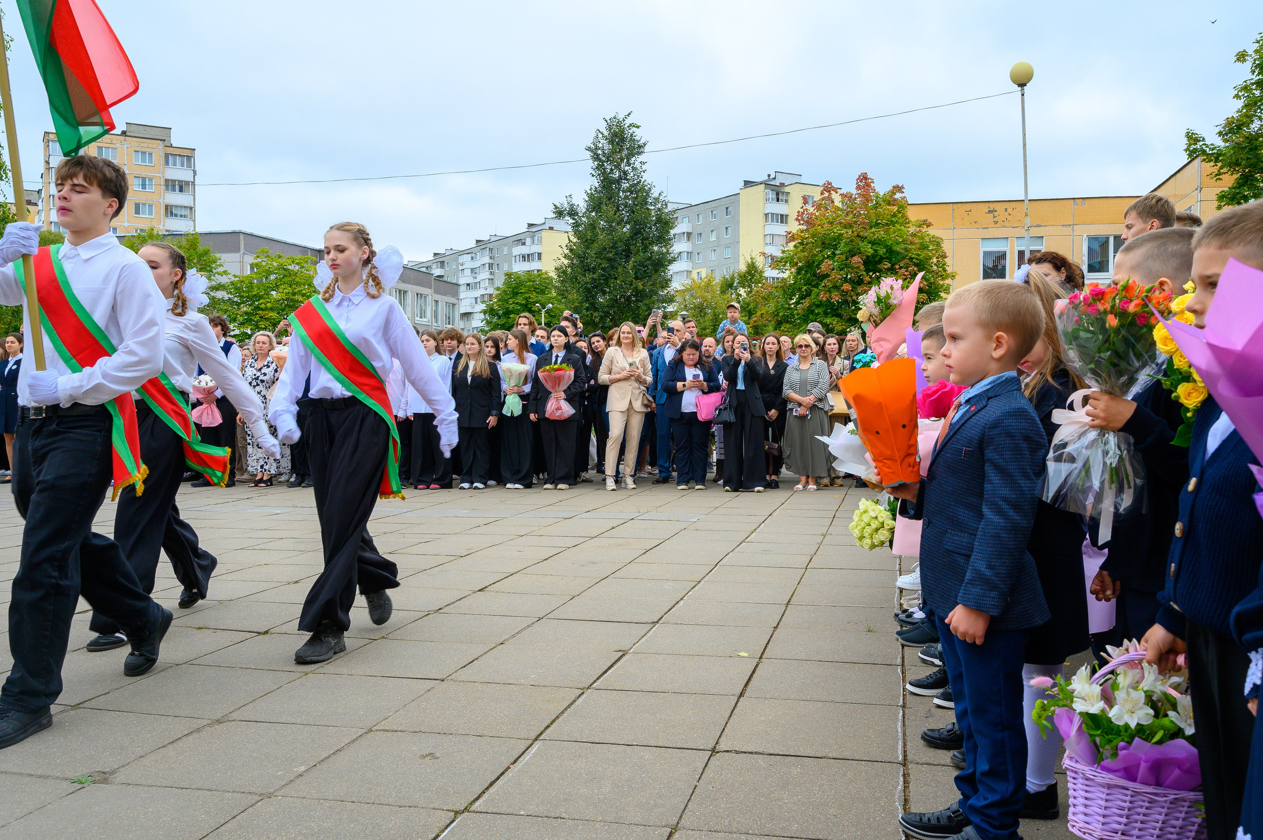 Вот звучит первый звонок, перед этим долгое приготовление к новому этапу в жизни, Яромир идет в школу. Фотоуслуги, услуги фотографа, фотографирование важных событий