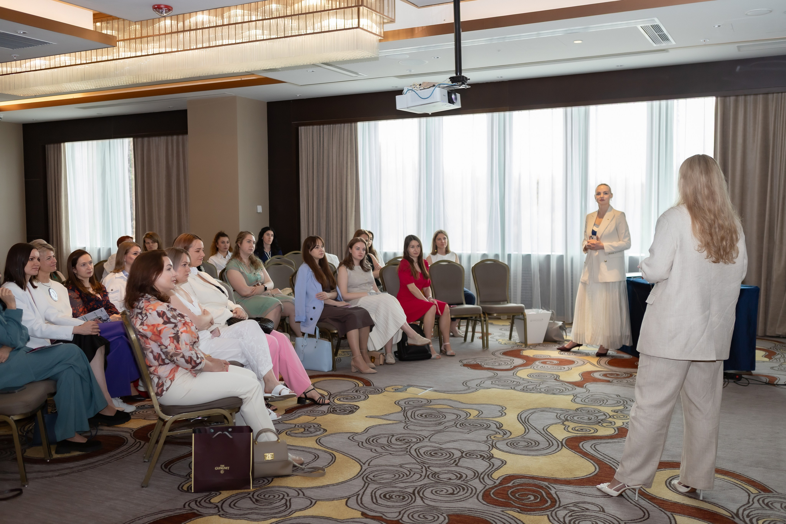 Лучший фотограф форумов и конференций в Москве по выгодным ценам. Бизнес-фотограф, корпоративный фотограф.