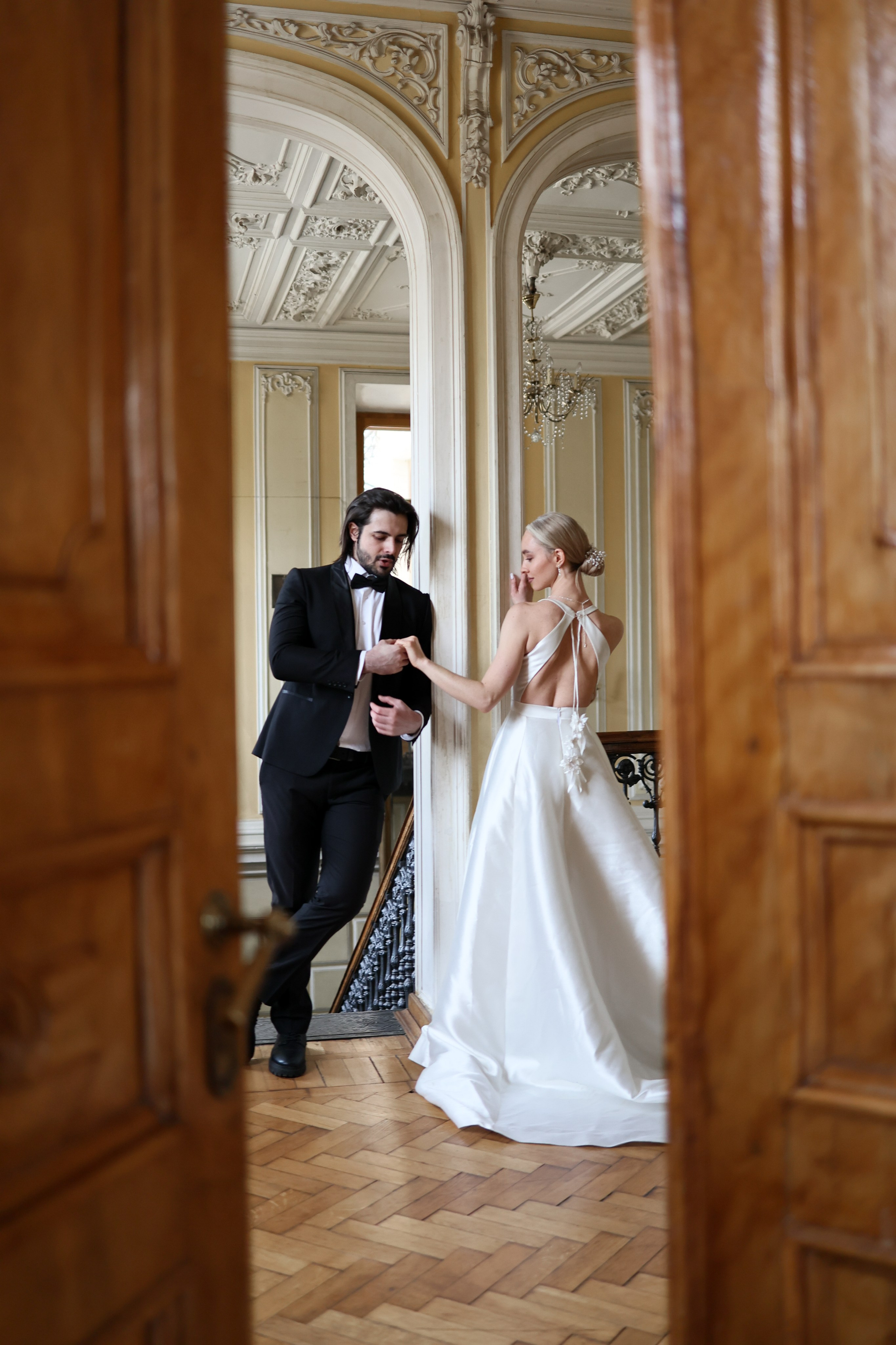 Свадебная love story в особняке. Свадебный и семейный фотограф Москва и Московская область