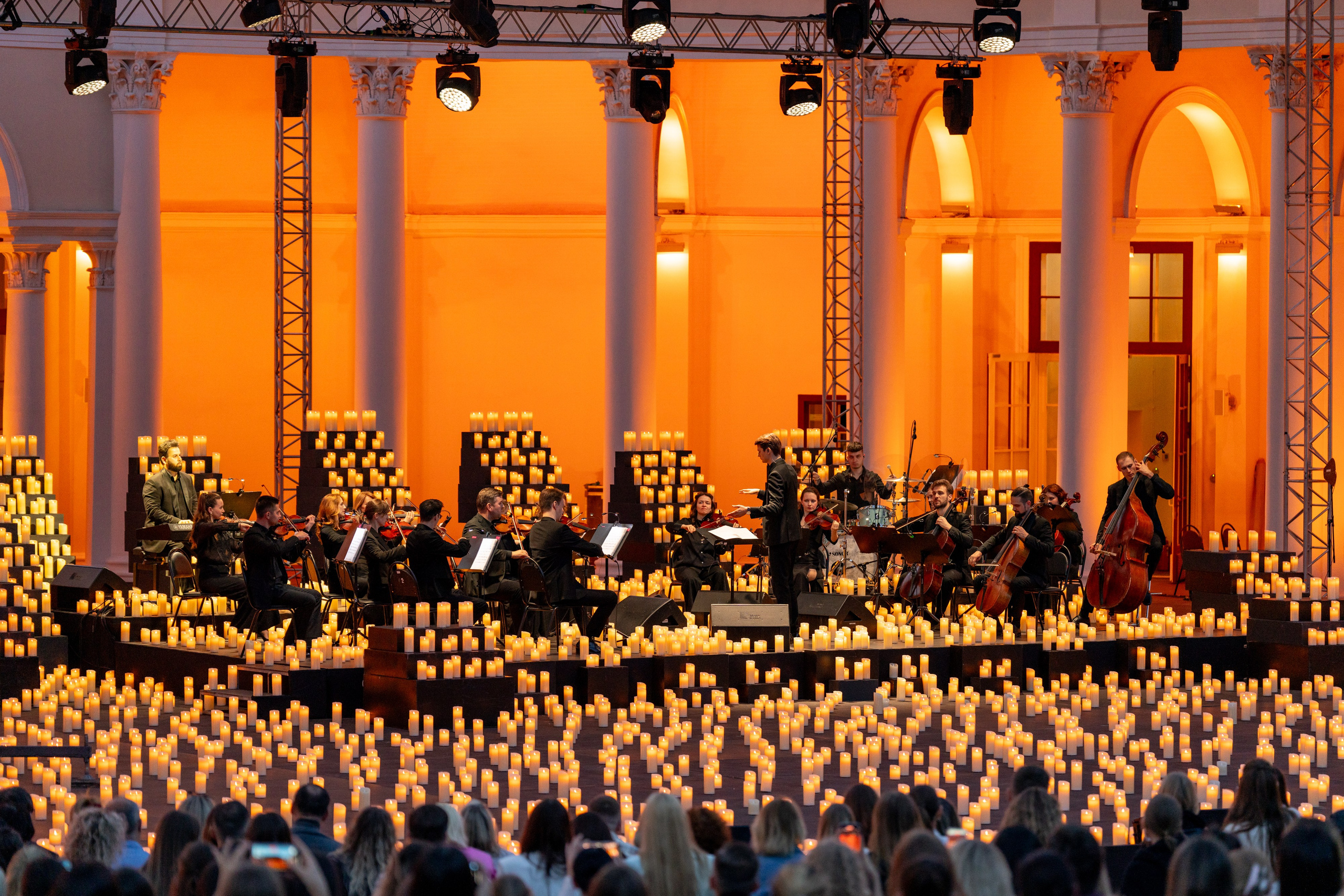 Симфонический оркестр Lumisfera при свечах. Фотограф Никита Комаров
