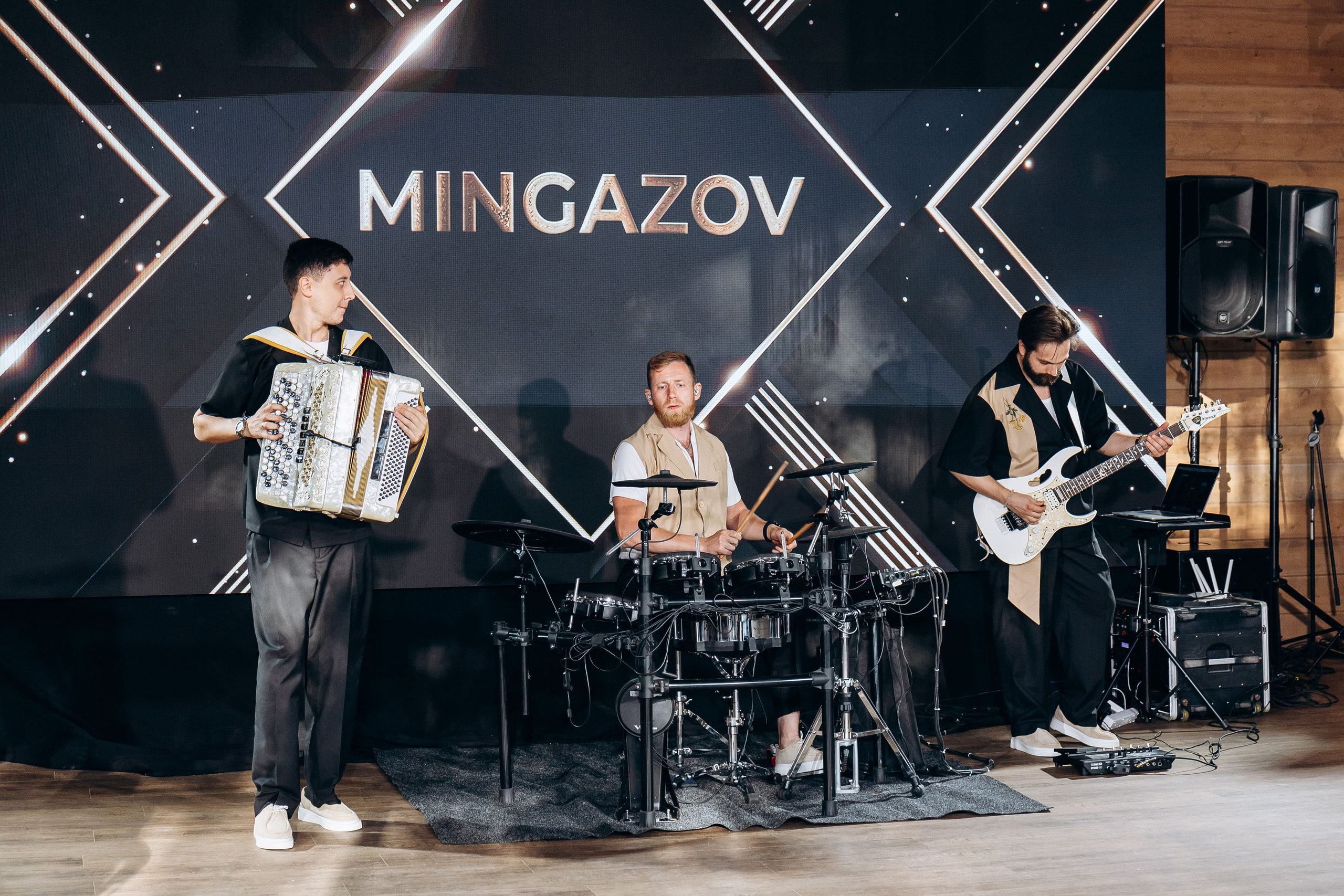 свадебный банкет в Казани.  Татарская кавер-группа MINGAZOV. Площадка Веранда Лес. Свадебный фотограф Казань